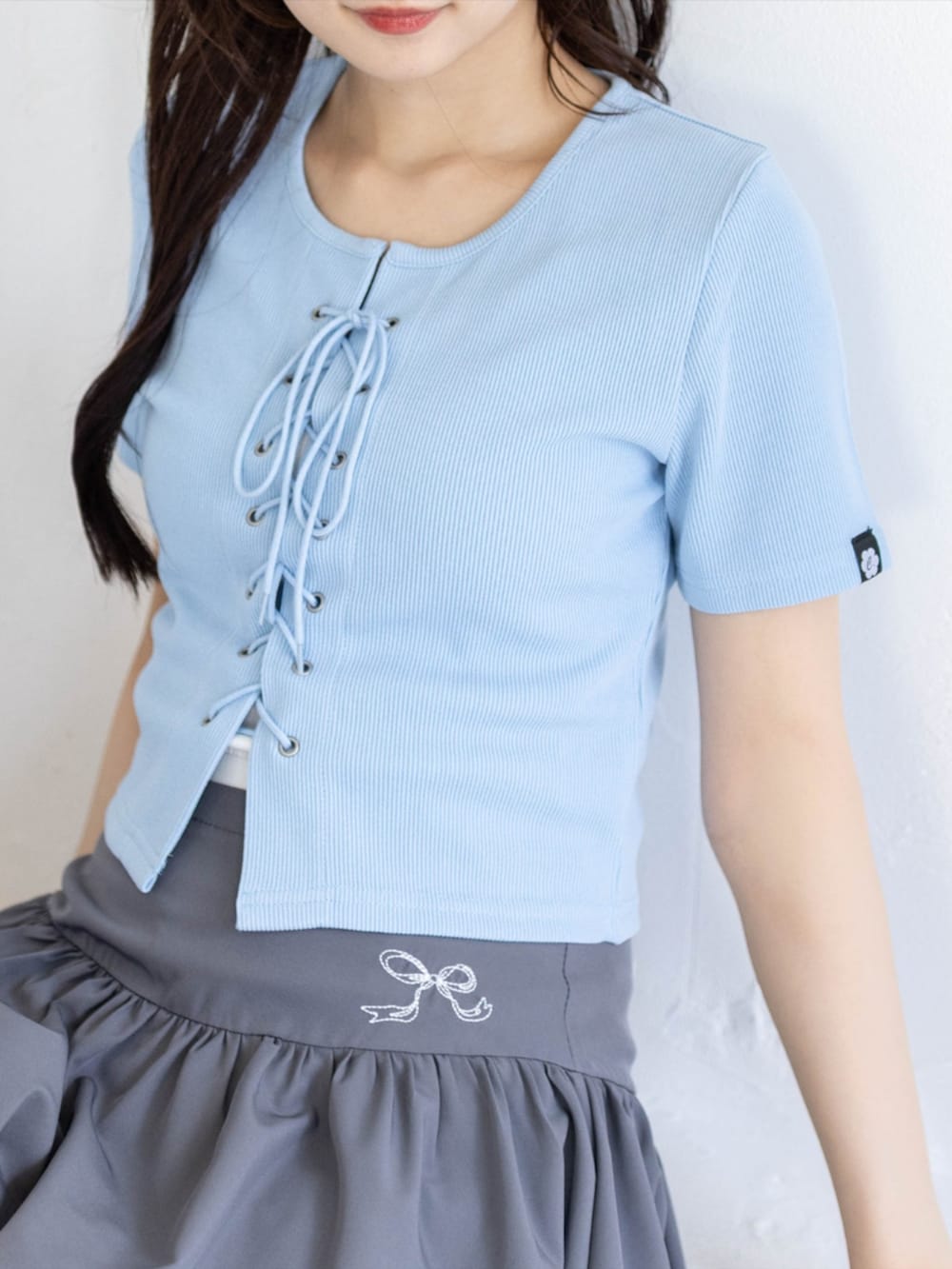 ブラック系のブーツ、グレー系のスカート、ブルー系のTシャツ/カットソーを着用したレディースの夏コーディネートの8枚目の写真