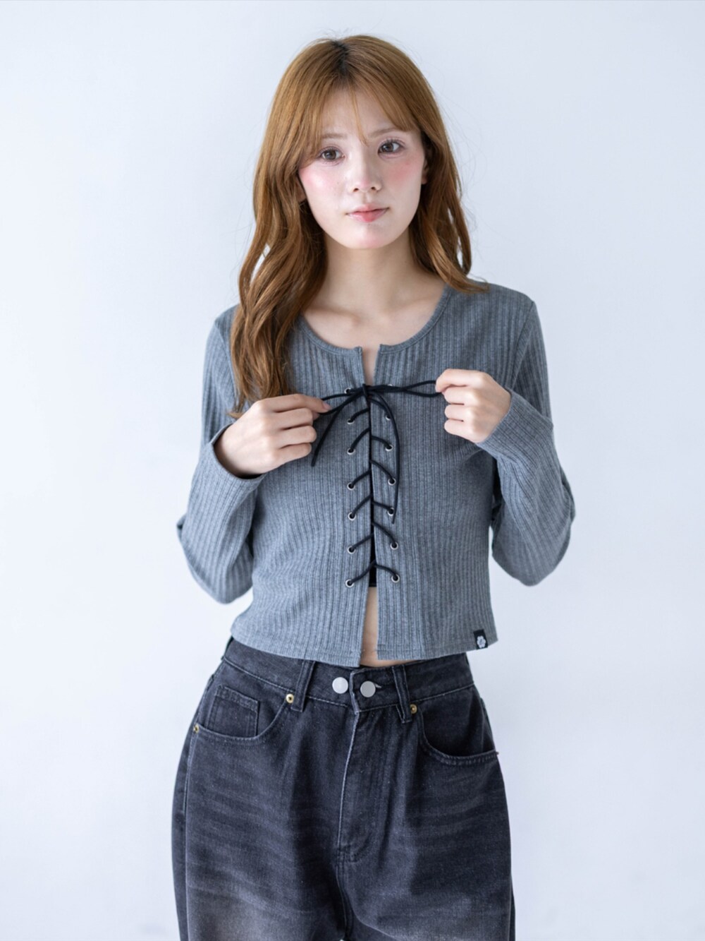 ブラック系のスニーカー、ブラック系のデニムパンツ、グレー系のTシャツ/カットソーを着用したレディースの夏コーディネートの7枚目の写真