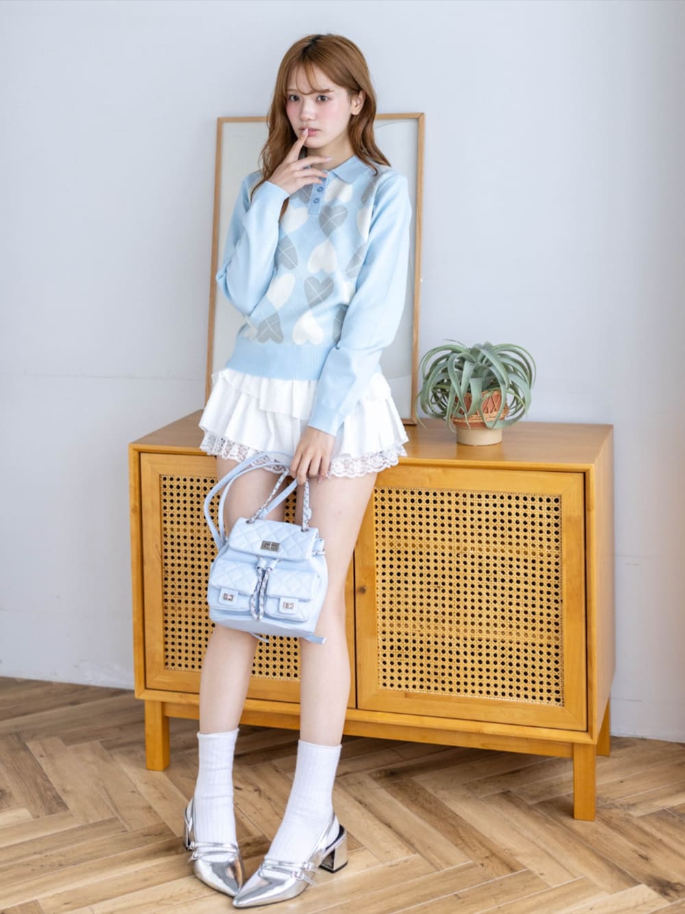 シルバー系のパンプス、ホワイト系のスカート、ブルー系のニット/セーターを着用したレディースの秋コーディネートの3枚目の写真
