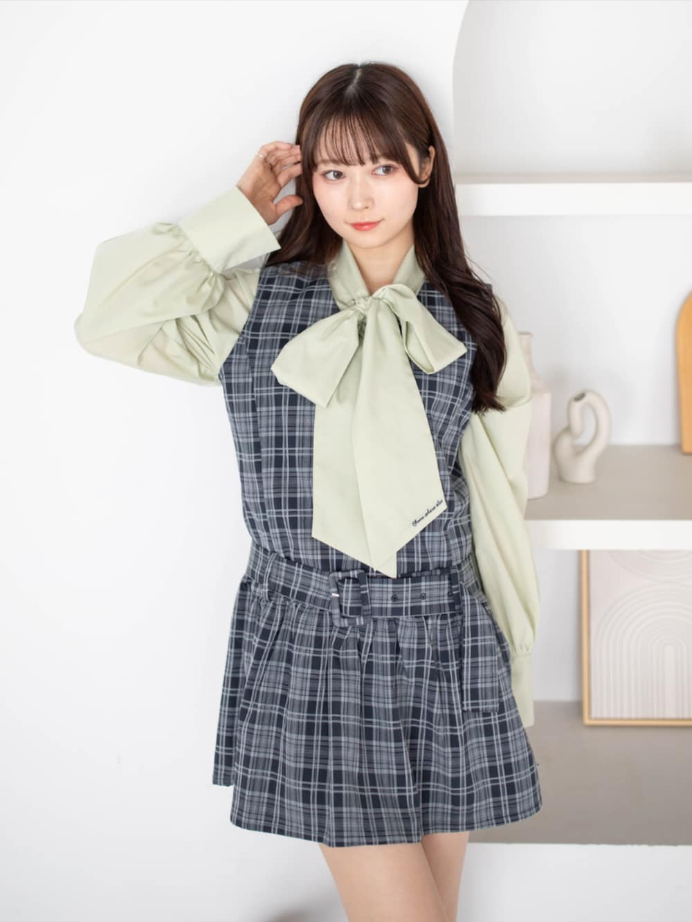 グリーン系のシャツ/ブラウス、グレー系のワンピース、ブラック系のブーツを着用したレディースの秋コーディネートの8枚目の写真