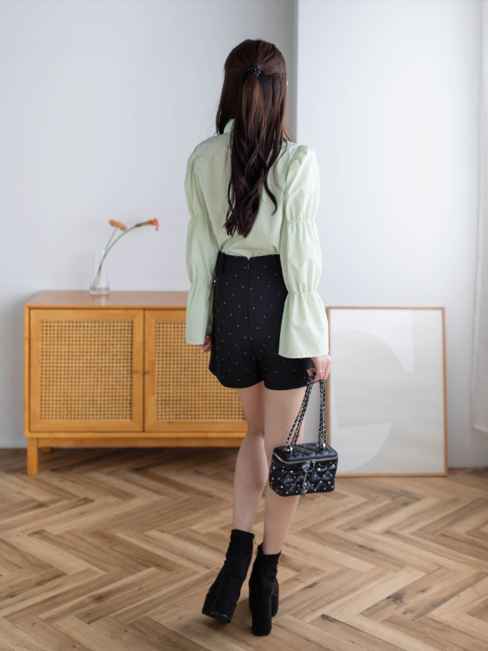ブラック系のその他パンツ、ブラック系のブーツ、グリーン系のシャツ/ブラウスを着用したレディースの秋コーディネートの2枚目の写真