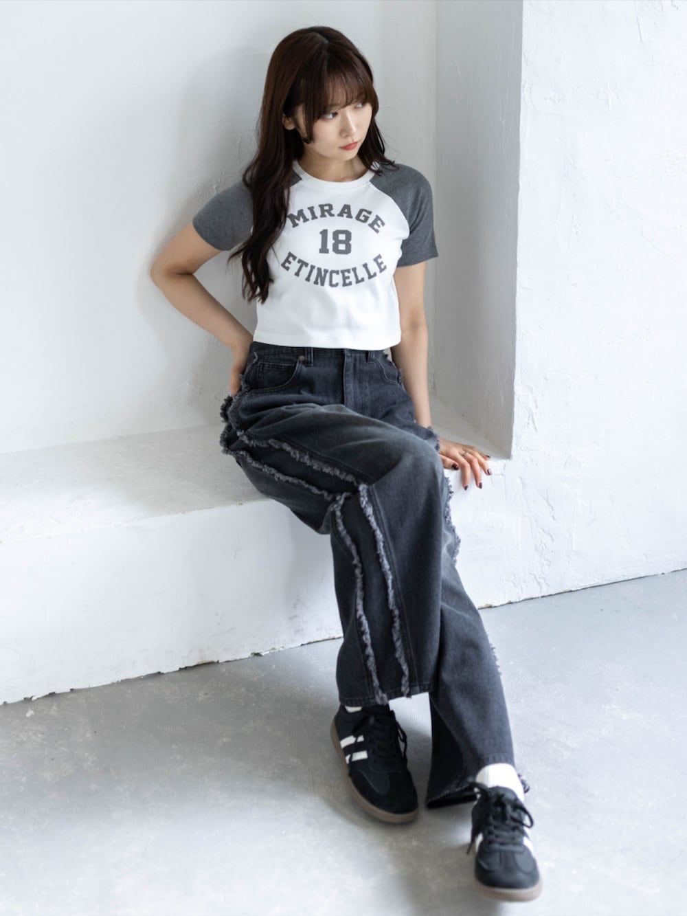 ブラック系のスニーカー、ブラック系のデニムパンツ、グレー系のTシャツ/カットソーを着用したレディースの春コーディネートの3枚目の写真