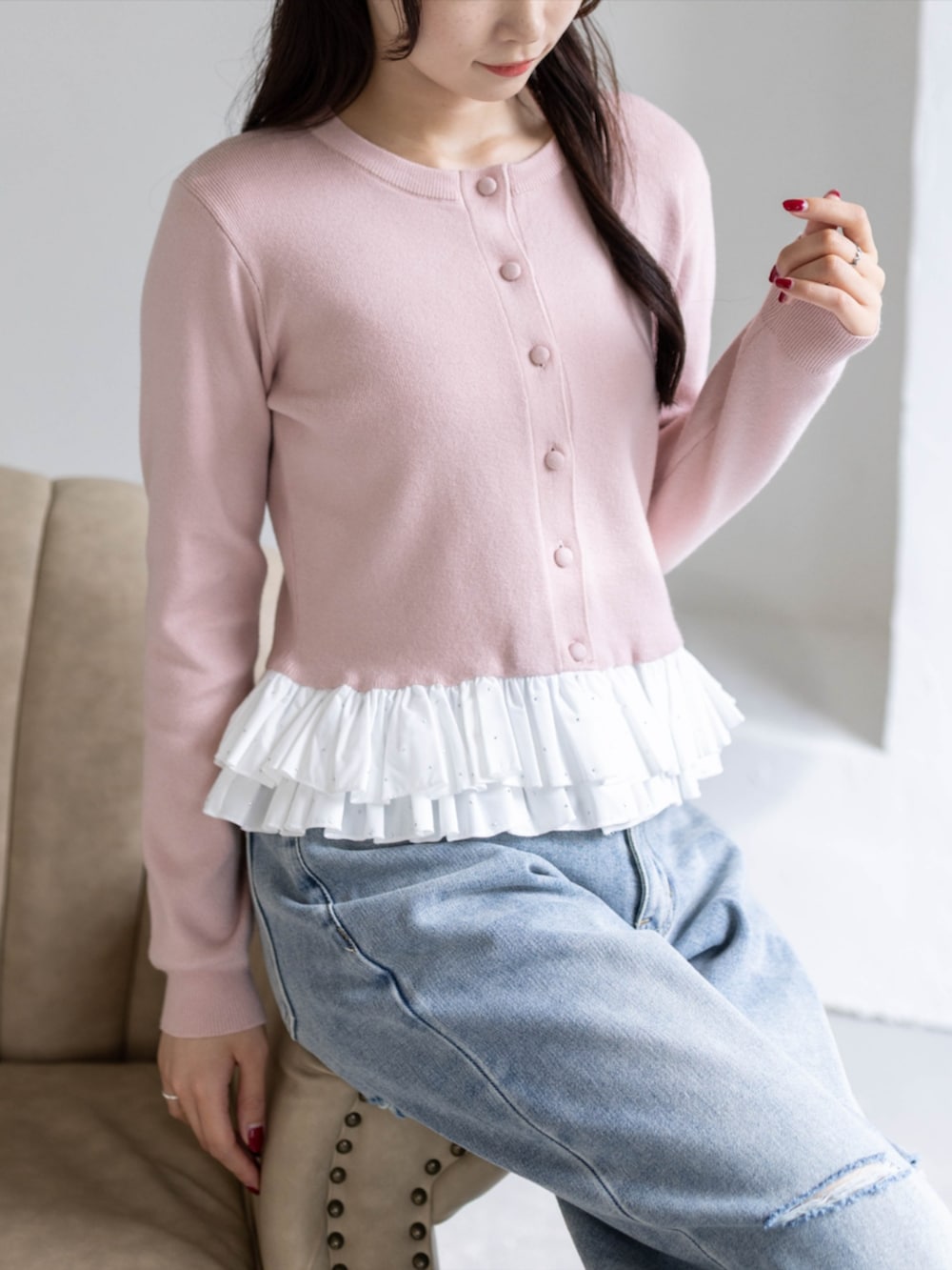 シルバー系のパンプス、ブルー系のデニムパンツ、ピンク系のカーディガン/ボレロを着用したレディースの秋コーディネートの7枚目の写真