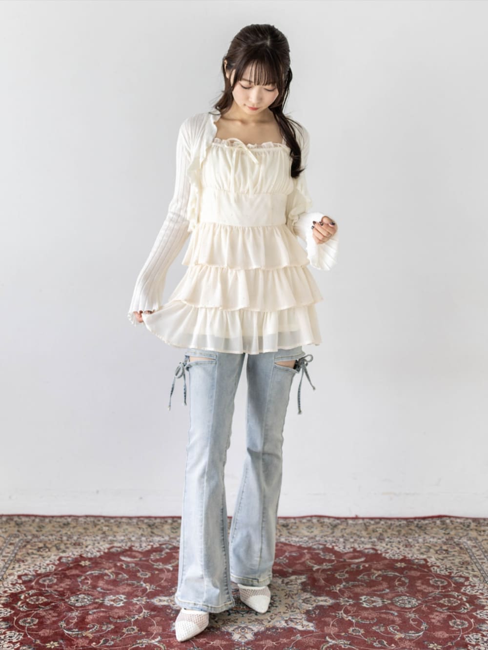 ホワイト系のパンプス、ブルー系のデニムパンツ、ホワイト系のカーディガン/ボレロを着用したレディースの夏コーディネートの3枚目の写真