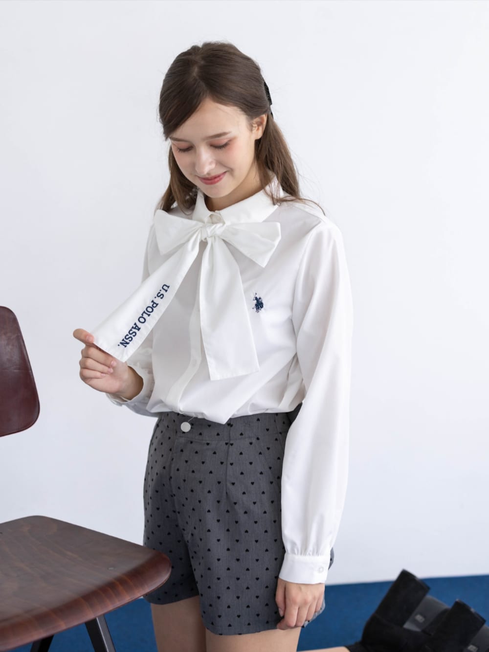 ホワイト系のシャツ/ブラウス、グレー系のその他パンツ、ブラック系のブーツを着用したレディースの秋コーディネートの9枚目の写真