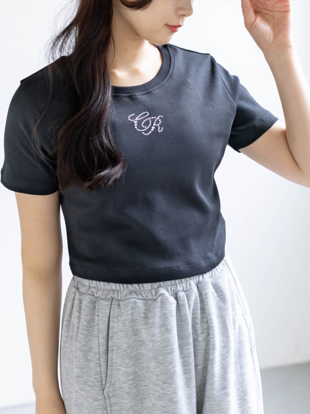 ホワイト系のスニーカー、グレー系のスウェットパンツ、ブラック系のTシャツ/カットソーを着用したレディースの夏コーディネートの6枚目の写真
