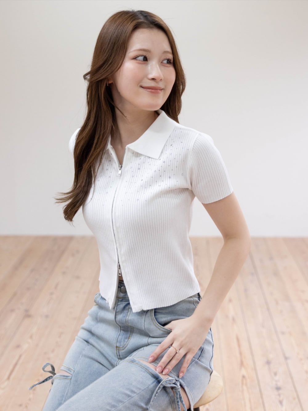 シルバー系のパンプス、ブルー系のデニムパンツ、ホワイト系のニット/セーターを着用したレディースの春コーディネートの3枚目の写真