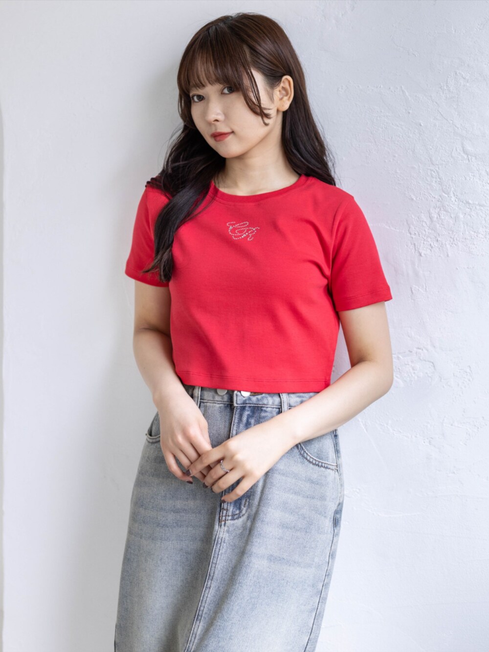 ブルー系のデニムスカート、レッド系のTシャツ/カットソーを着用したレディースの夏コーディネートの4枚目の写真
