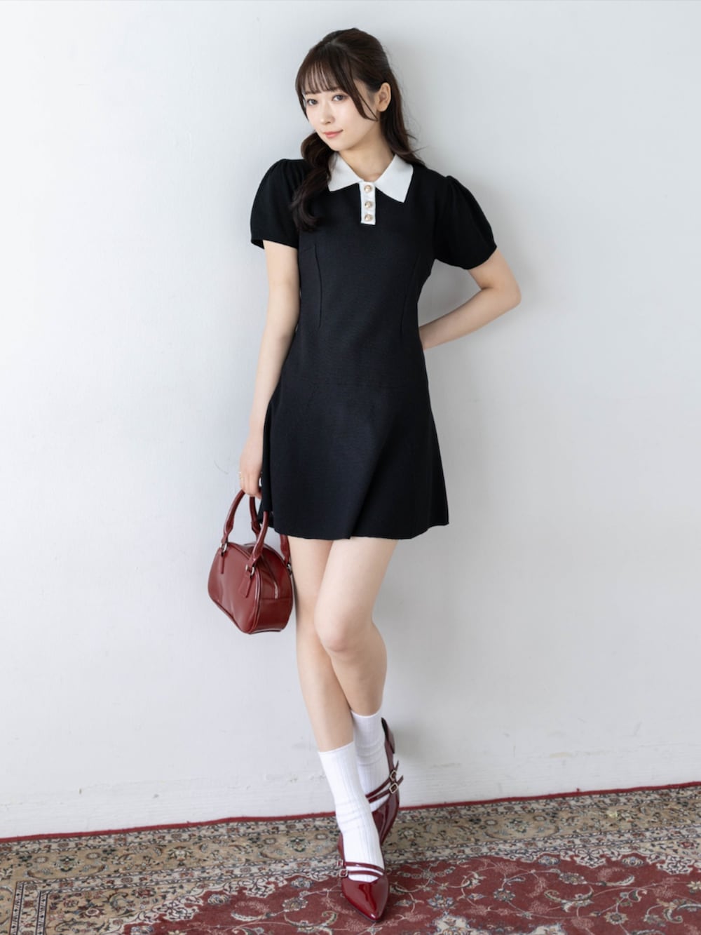 レッド系のパンプス、ブラック系のワンピースを着用したレディースの夏コーディネートの5枚目の写真