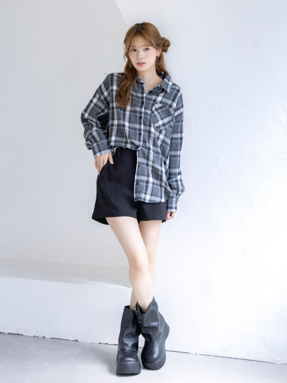 ブラック系のその他パンツ、ブラック系のブーツ、ブラック系のシャツ/ブラウスを着用したレディースの秋コーディネートの2枚目の写真