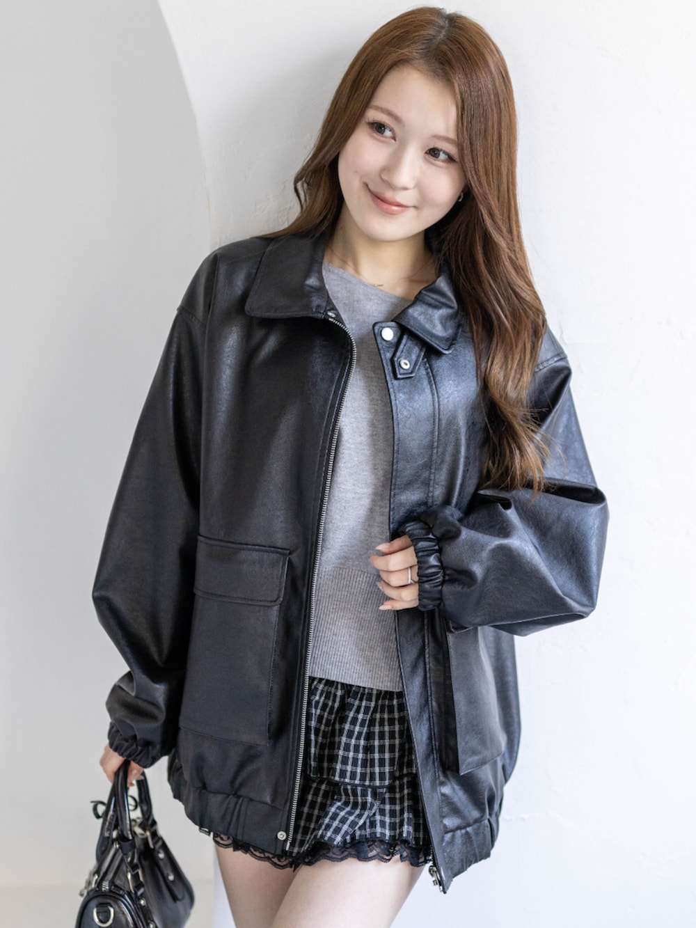 ブラック系のブーツ、ブラック系のブルゾン、グレー系のニット/セーターを着用したレディースの冬コーディネートの5枚目の写真