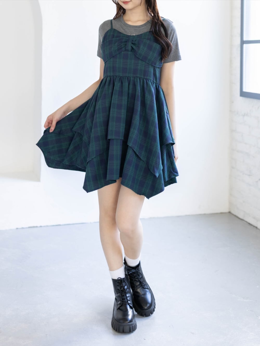 グリーン系のワンピース、ブラック系のブーツ、グレー系のTシャツ/カットソーを着用したレディースの夏コーディネートの6枚目の写真