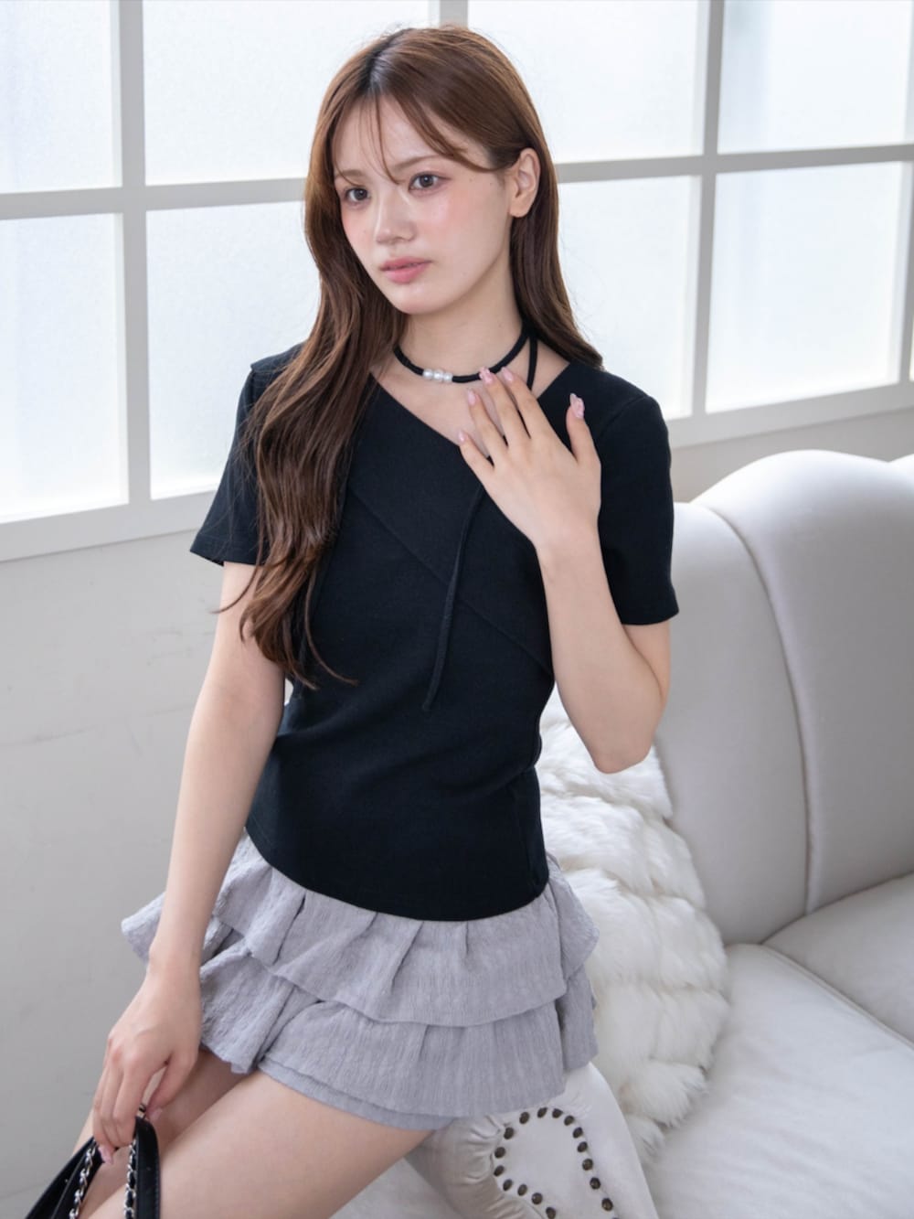 グレー系のその他パンツ、ブラック系のTシャツ/カットソーを着用したレディースの春コーディネートの4枚目の写真