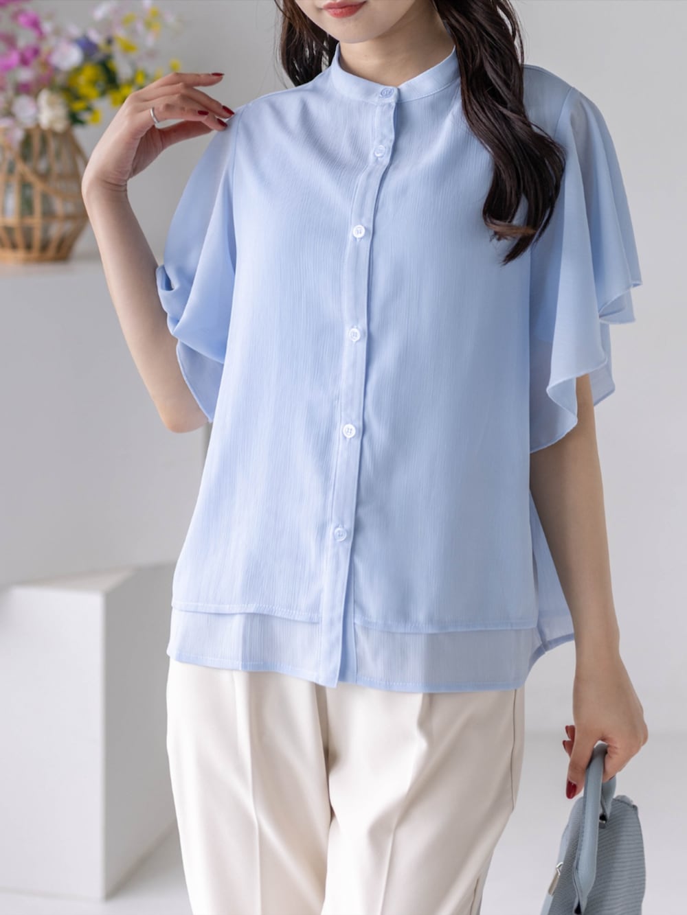 シルバー系のパンプス、ホワイト系のその他パンツ、ブルー系のシャツ/ブラウスを着用したレディースの春コーディネートの4枚目の写真