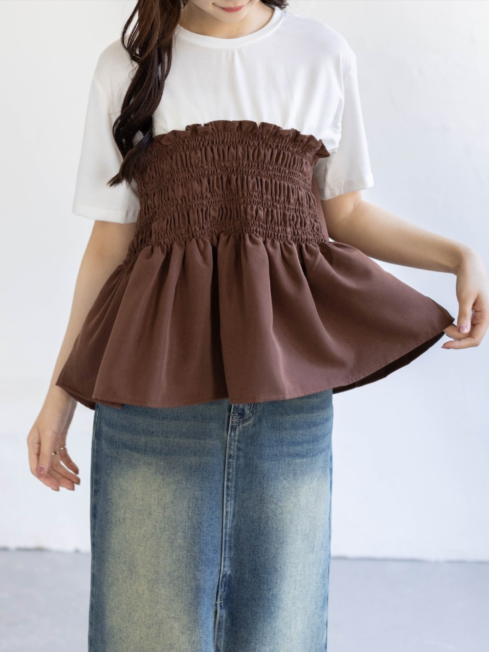 ブルー系のデニムスカート、ゴールド系のスニーカー、ブラウン系のTシャツ/カットソーを着用したレディースの夏コーディネートの7枚目の写真
