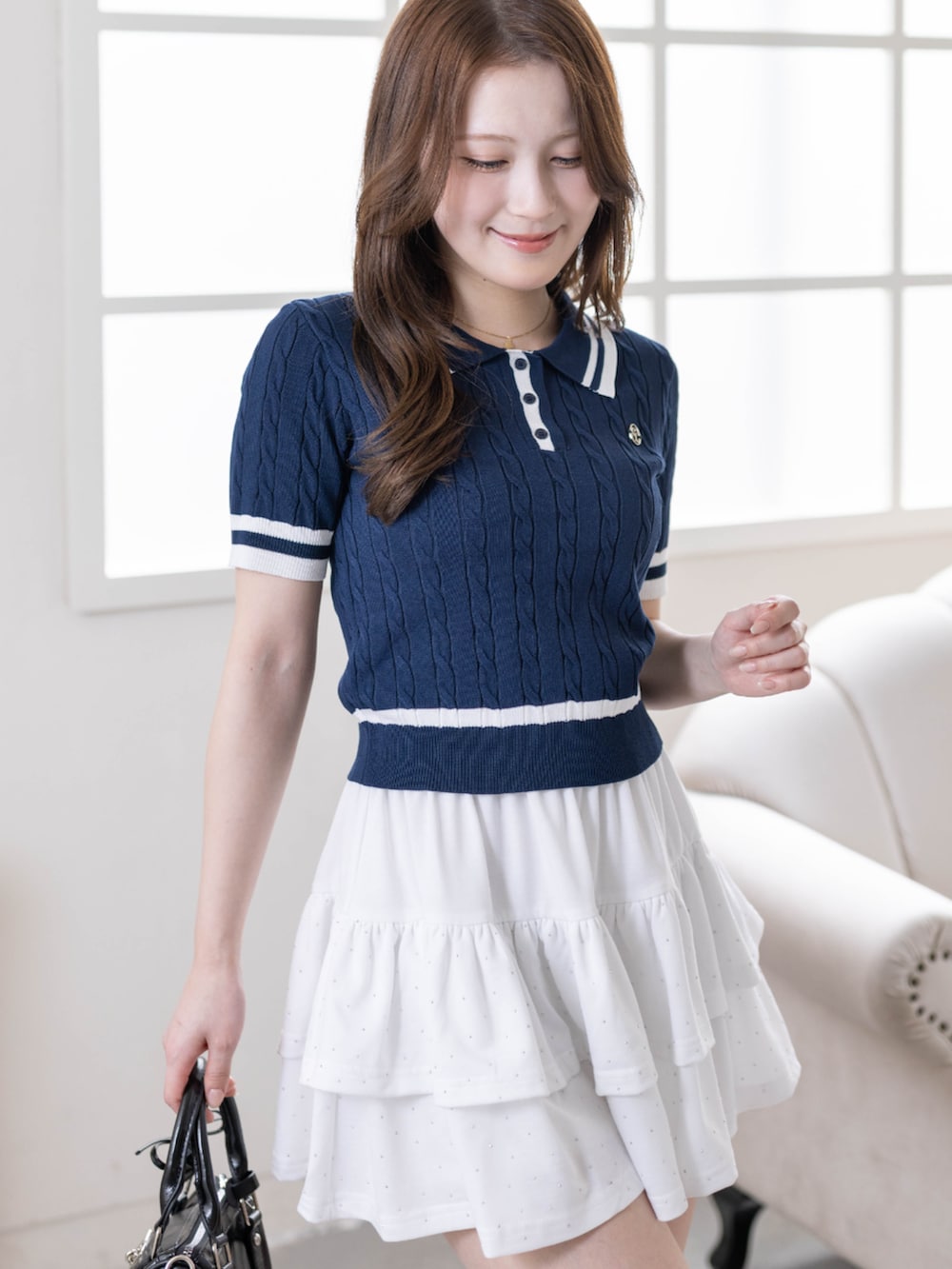 ホワイト系のその他パンツ、ブラック系のスニーカー、ブラック系のハンドバッグを着用したレディースの春コーディネートの7枚目の写真