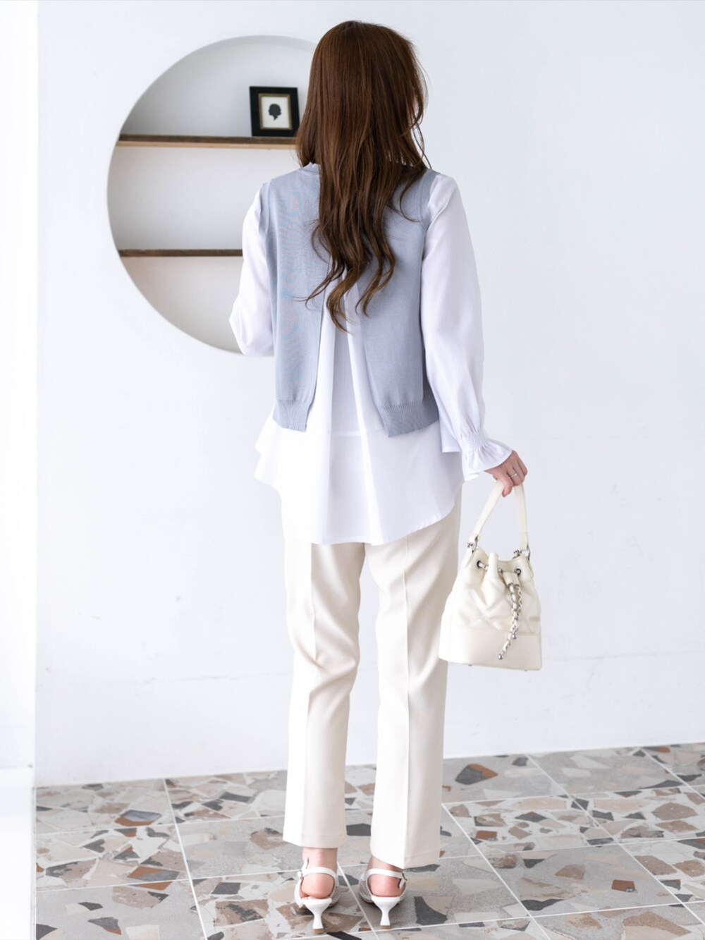 ホワイト系のその他パンツ、グレー系のシャツ/ブラウスを着用したレディースの冬コーディネートの2枚目の写真