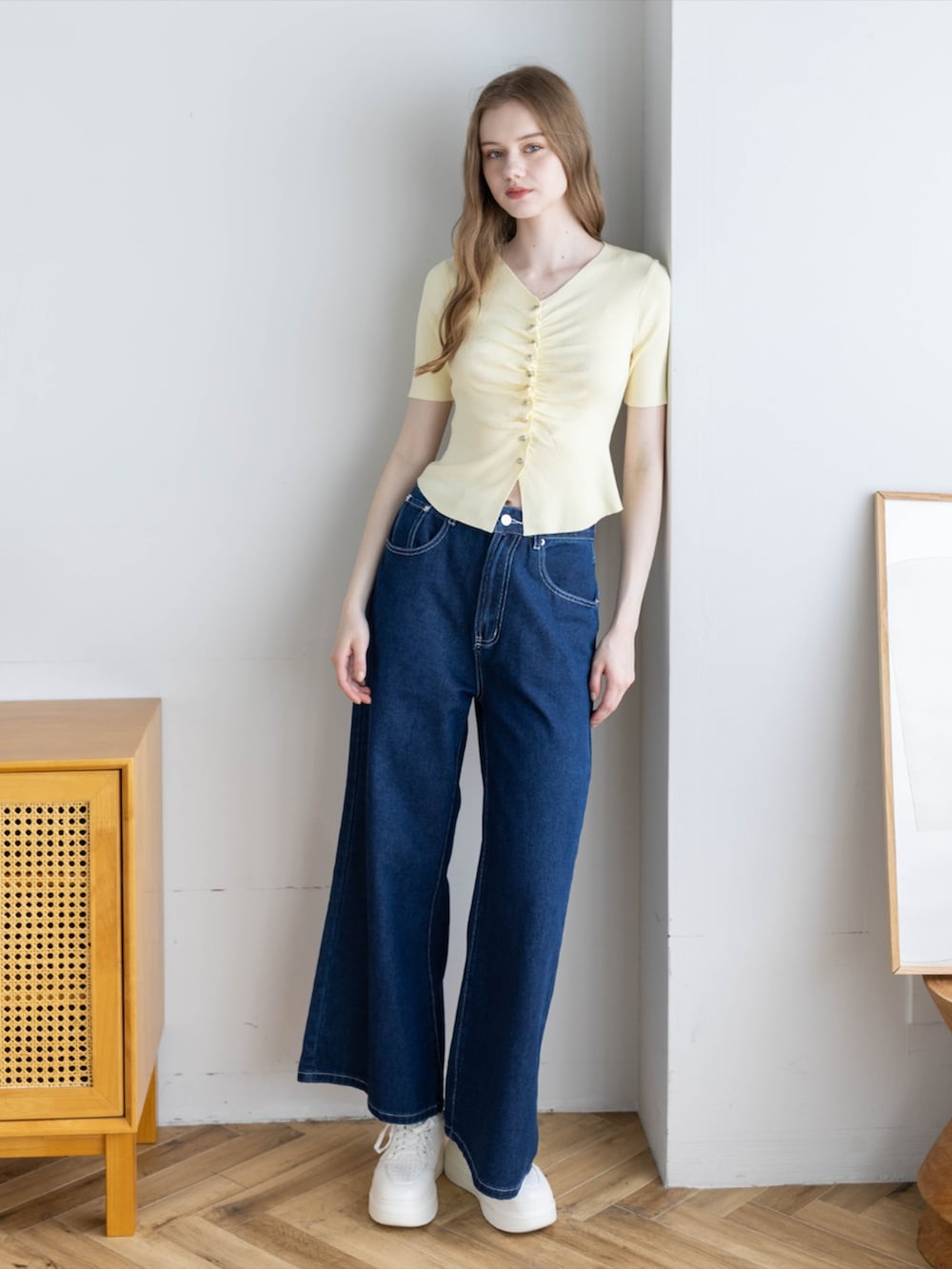 ブルー系のデニムパンツ、イエロー系のカーディガン/ボレロを着用したレディースの夏コーディネートの2枚目の写真