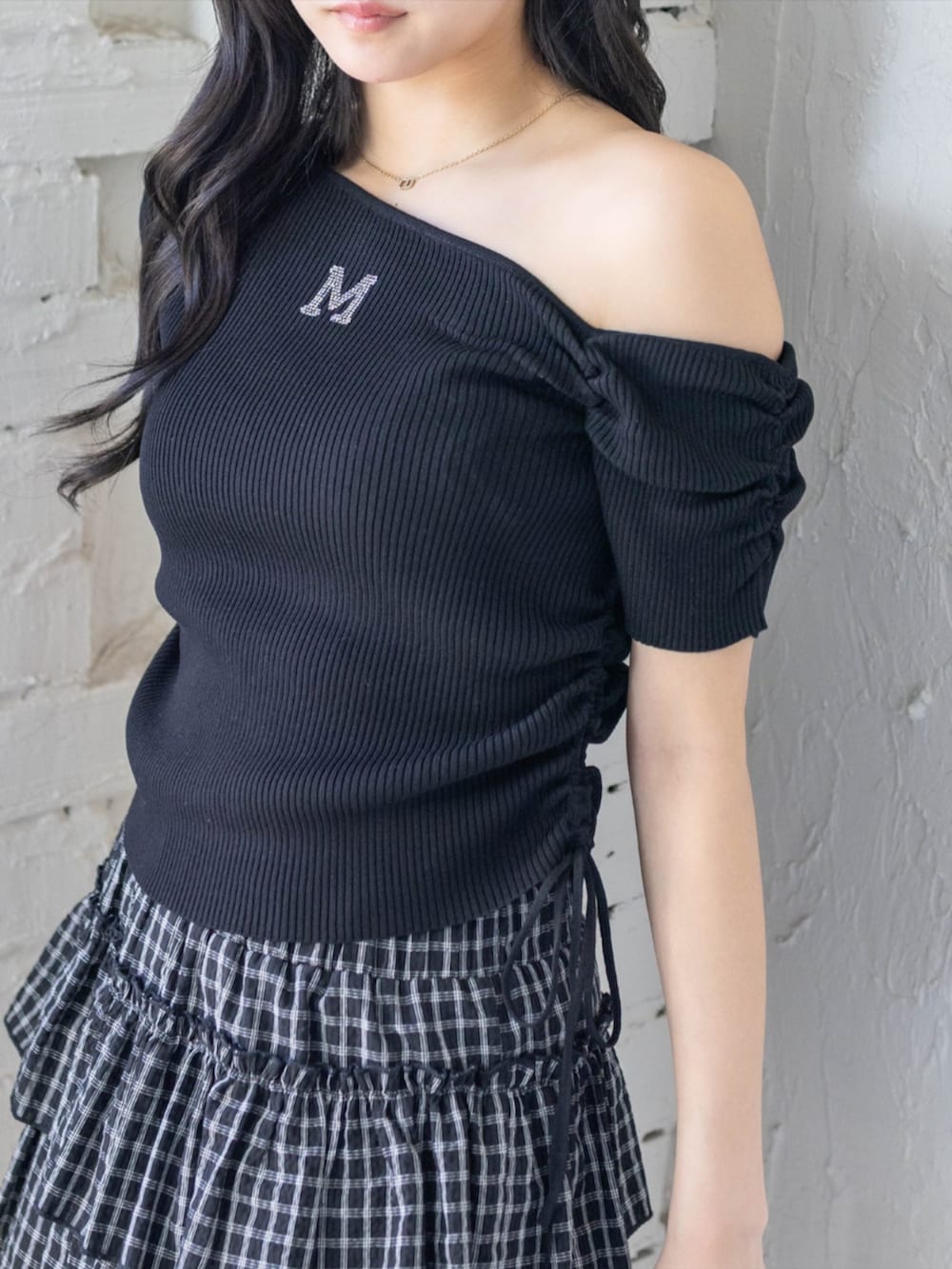 ブラック系のブーツ、ブラック系のスカート、ブラック系のニット/セーターを着用したレディースの春コーディネートの4枚目の写真