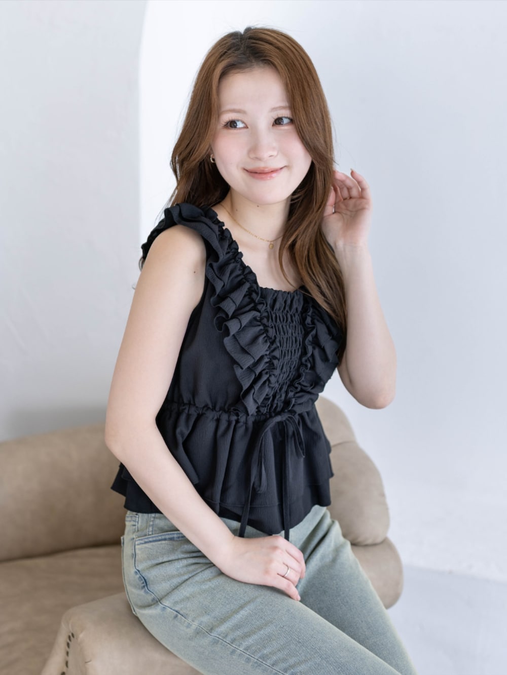 ブラック系のパンプス、ブラック系のシャツ/ブラウス、ブルー系のデニムパンツを着用したレディースの春コーディネートの5枚目の写真