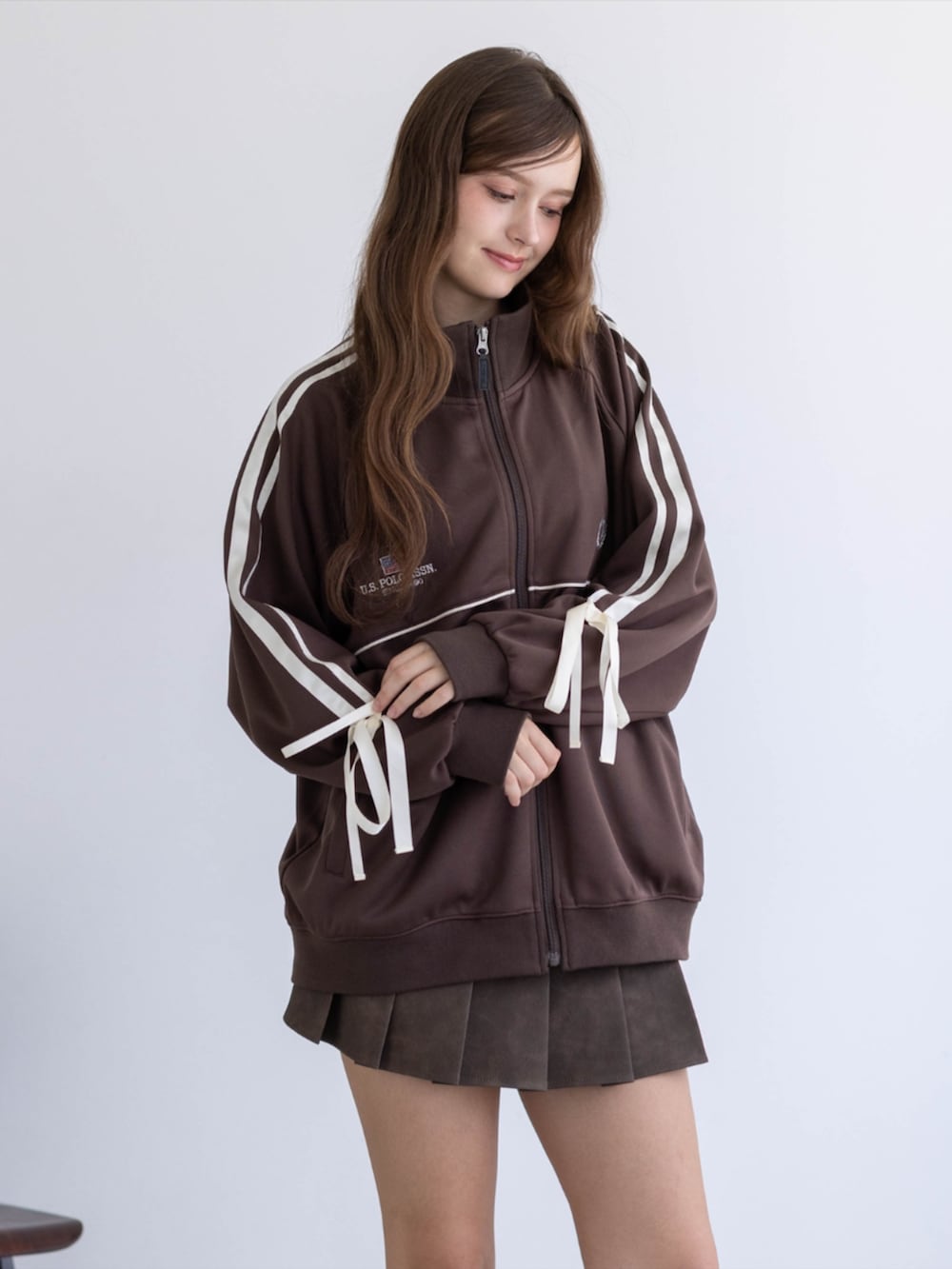 ブラウン系のスカート、ブラウン系のTシャツ/カットソー、ブラウン系のスニーカーを着用したレディースの秋コーディネートの6枚目の写真