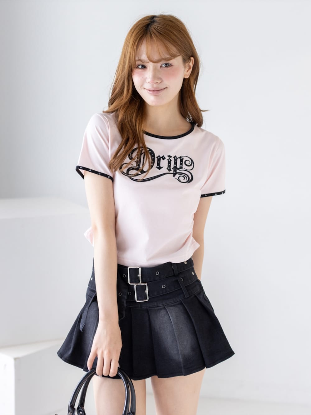 ブラック系のサンダル、ブラック系のスカート、ピンク系のTシャツ/カットソーを着用したレディースの夏コーディネートの4枚目の写真