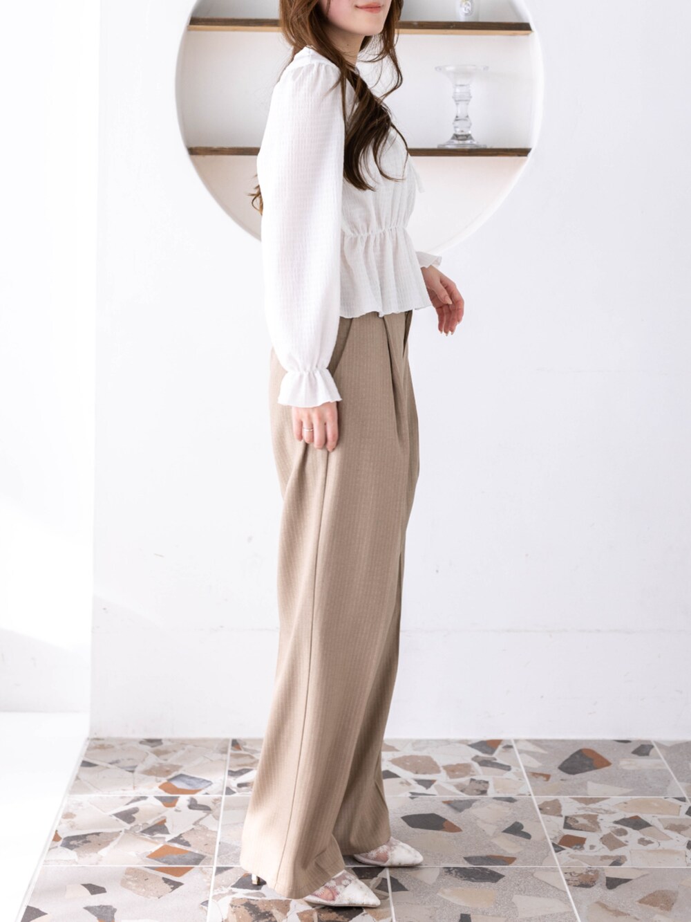 ホワイト系のシャツ/ブラウス、ベージュ系のその他パンツを着用したレディースの冬コーディネートの3枚目の写真