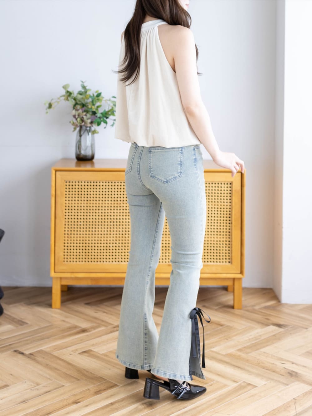 ブラック系のパンプス、ブルー系のデニムパンツ、ホワイト系のTシャツ/カットソーを着用したレディースの夏コーディネートの2枚目の写真