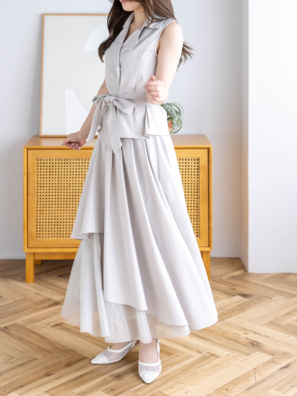 ホワイト系のパンプス、ベージュ系のシャツ/ブラウス、ベージュ系のスカートを着用したレディースの夏コーディネートの4枚目の写真