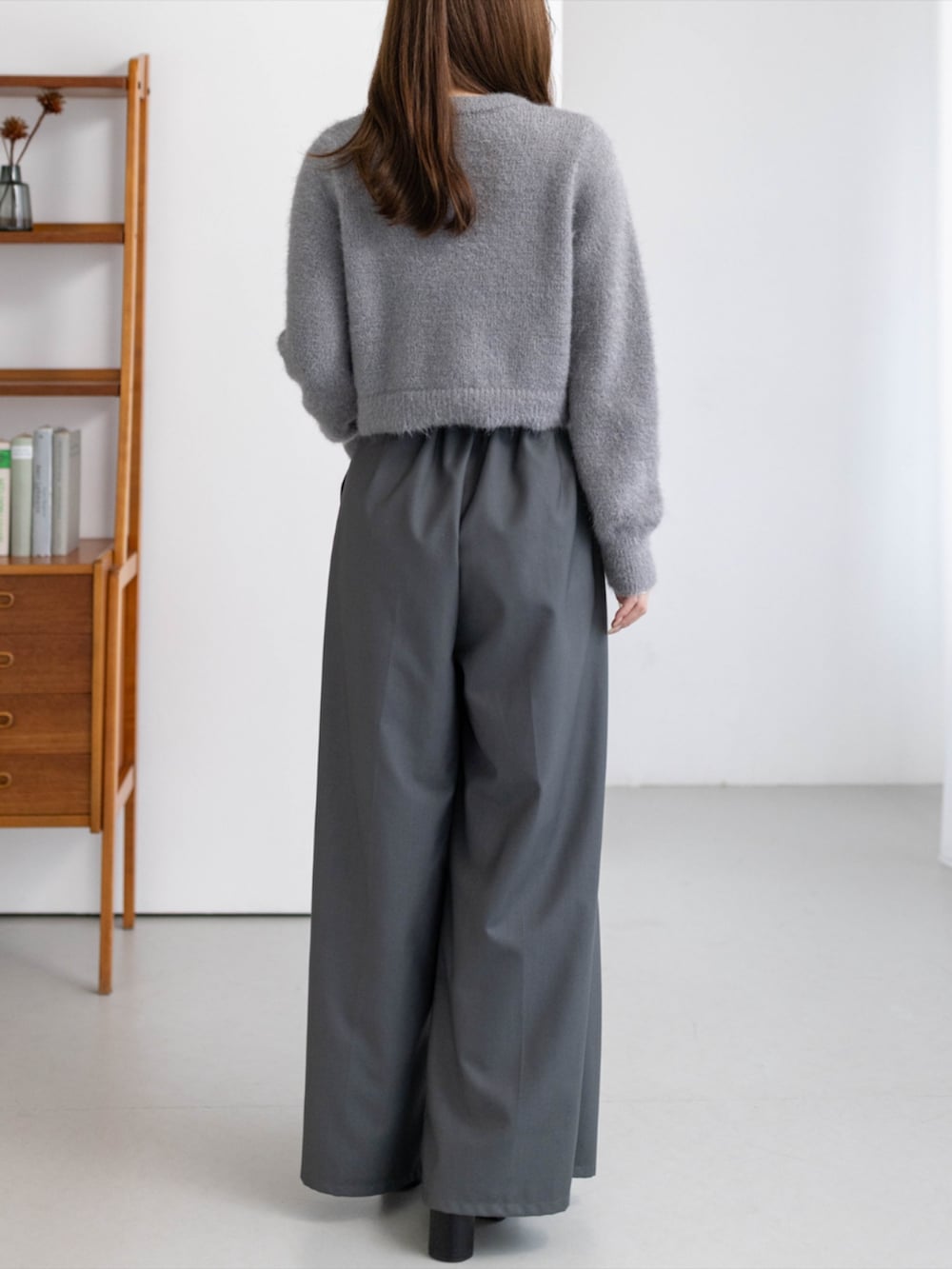 ブラック系のブーツ、グレー系のその他パンツ、グレー系のニット/セーターを着用したレディースの秋コーディネートの2枚目の写真