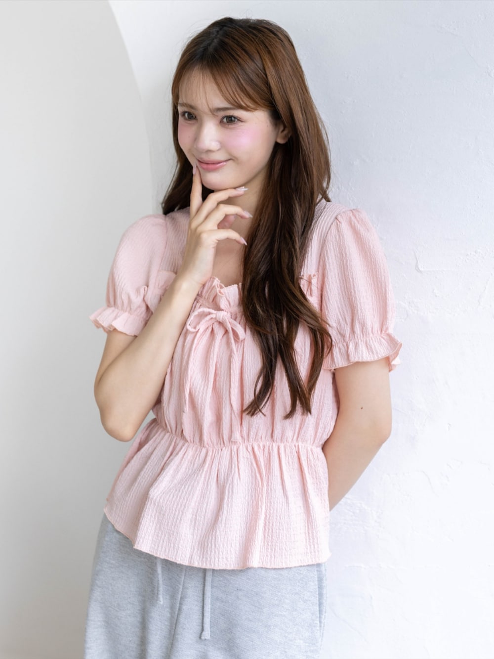 グレー系のスウェットパンツ、ピンク系のシャツ/ブラウスを着用したレディースの夏コーディネートの4枚目の写真