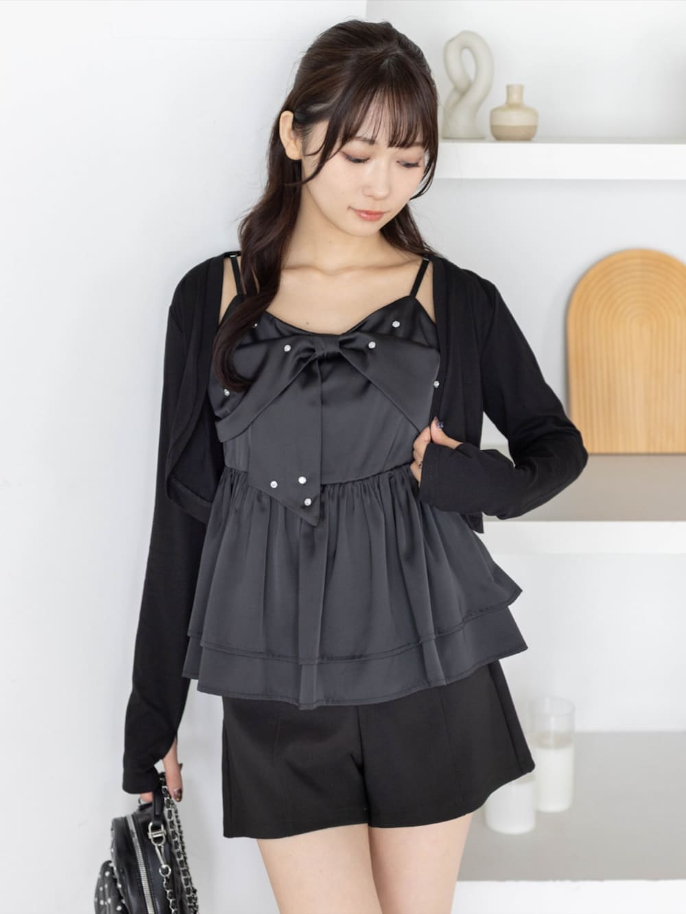ブラック系のその他パンツ、ブラック系のバックパック/リュック、ブラック系のキャミソールを着用したレディースの夏コーディネートの4枚目の写真