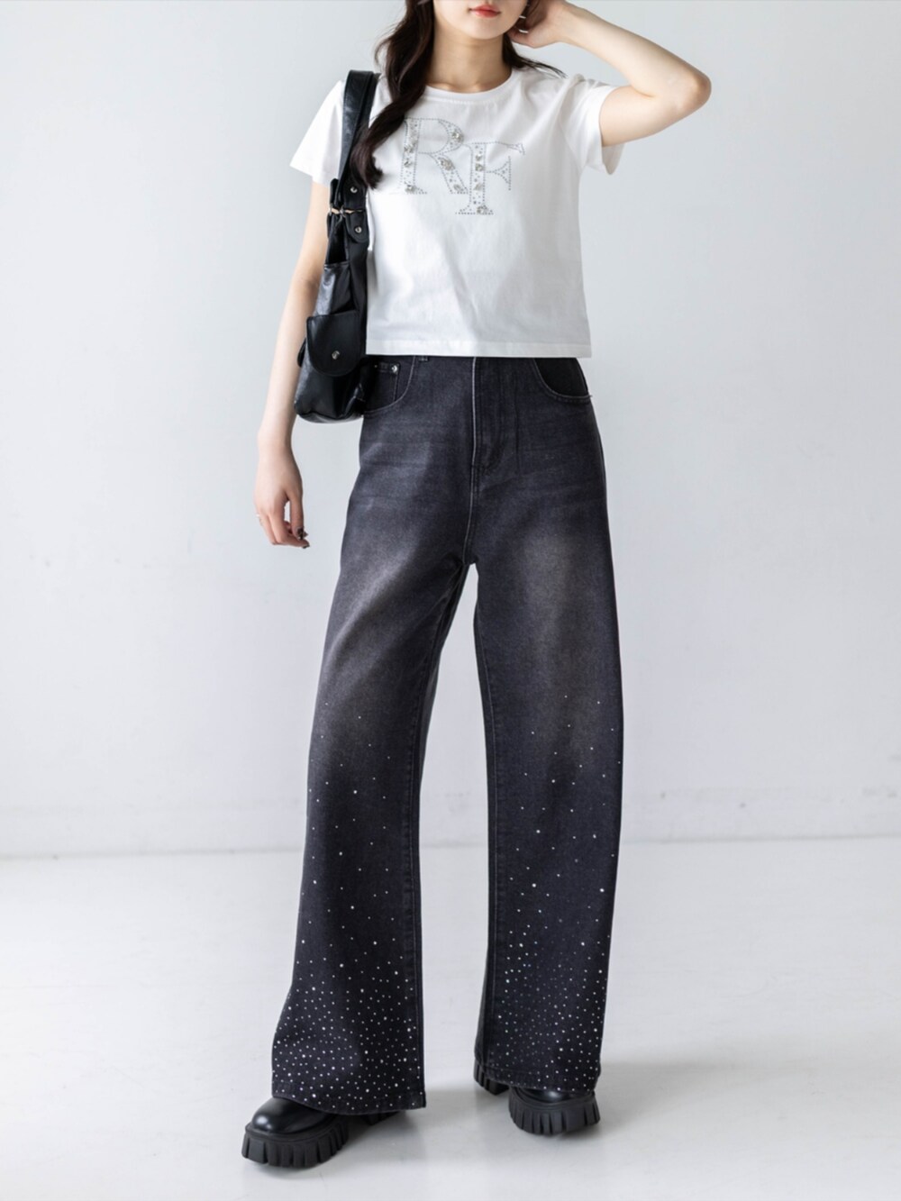 ブラック系のトートバッグ、ホワイト系のTシャツ/カットソー、ブラック系のデニムパンツを着用したレディースの夏コーディネートの3枚目の写真
