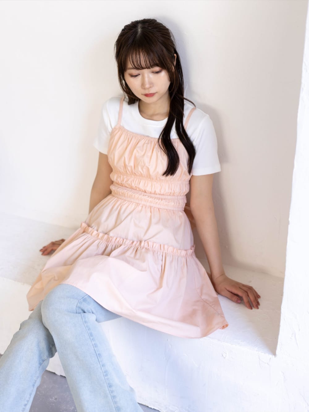 ブルー系のデニムパンツ、ホワイト系のサンダル、ピンク系のワンピースを着用したレディースの夏コーディネートの9枚目の写真