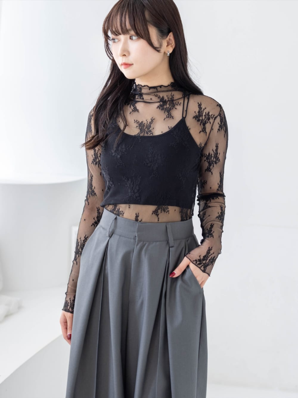 グレー系のその他パンツ、ブラック系のTシャツ/カットソーを着用したレディースの夏コーディネートの2枚目の写真