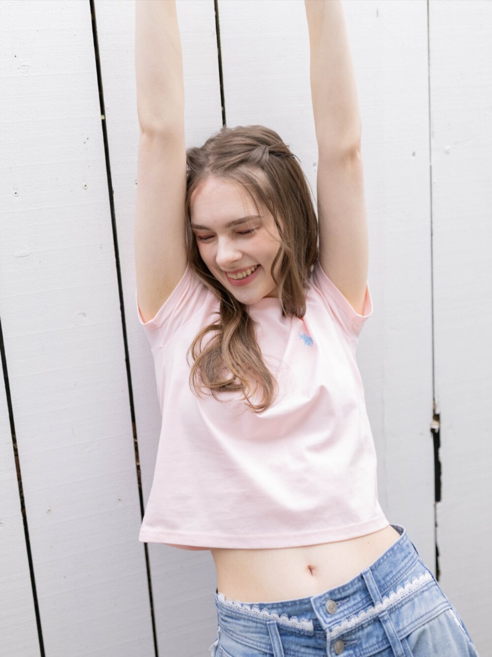 ブルー系のデニムパンツ、シルバー系のサンダル、ピンク系のTシャツ/カットソーを着用したレディースの夏コーディネートの5枚目の写真