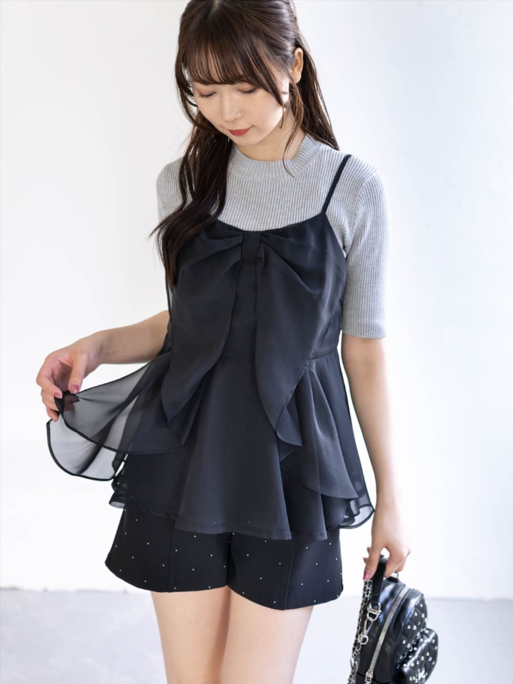 グレー系のニット/セーター、ブラック系のサンダル、ブラック系のその他パンツを着用したレディースの夏コーディネートの8枚目の写真
