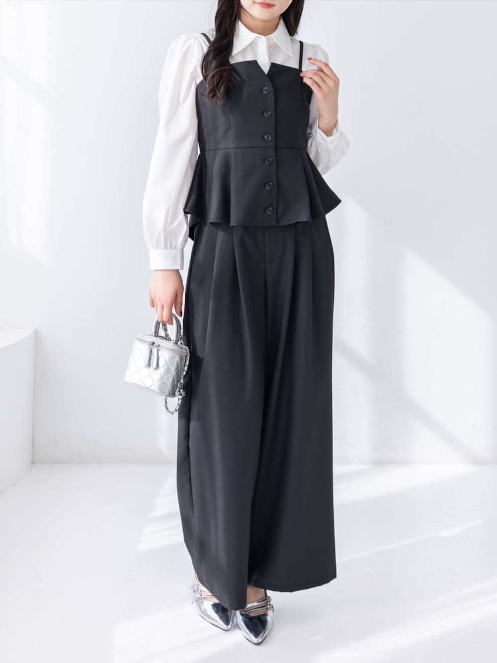 シルバー系のパンプス、ホワイト系のシャツ/ブラウス、ブラック系のスラックスを着用したレディースの夏コーディネートの5枚目の写真