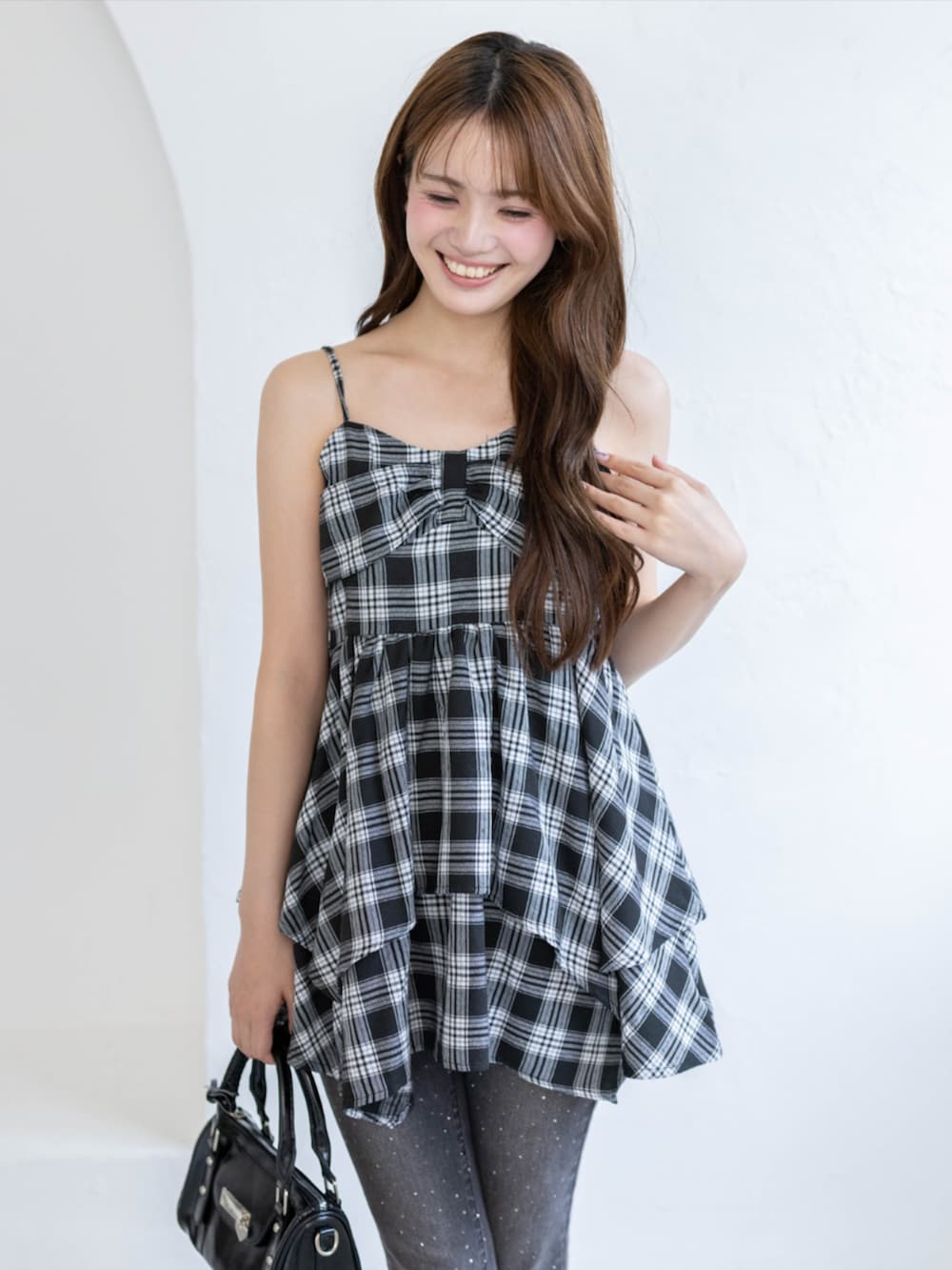 ブラック系のワンピース、ブラック系のパンプス、ブラック系のデニムパンツを着用したレディースの春コーディネートの7枚目の写真