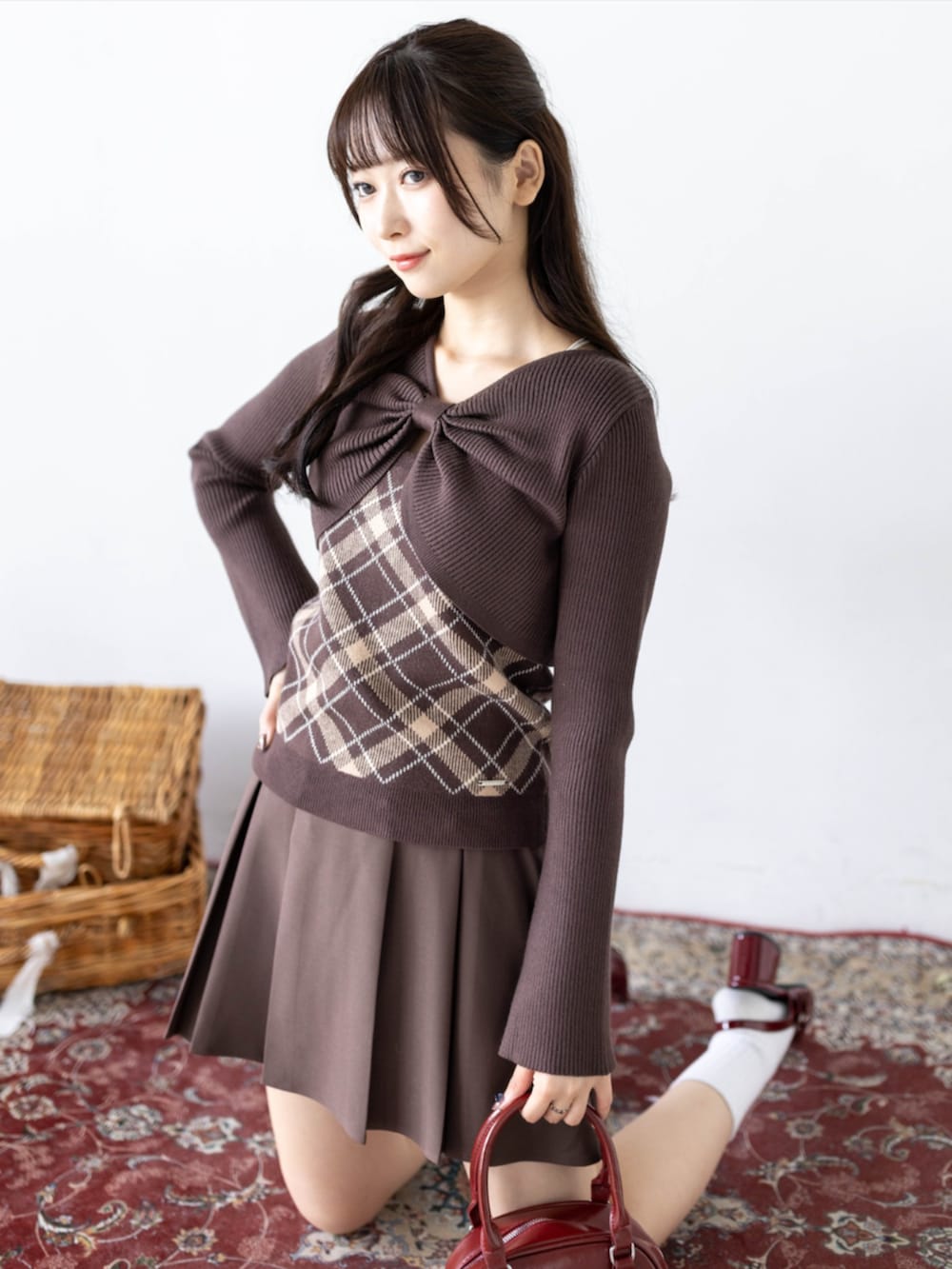 レッド系のパンプス、ブラウン系のスカート、ブラウン系のニット/セーターを着用したレディースの秋コーディネートの3枚目の写真