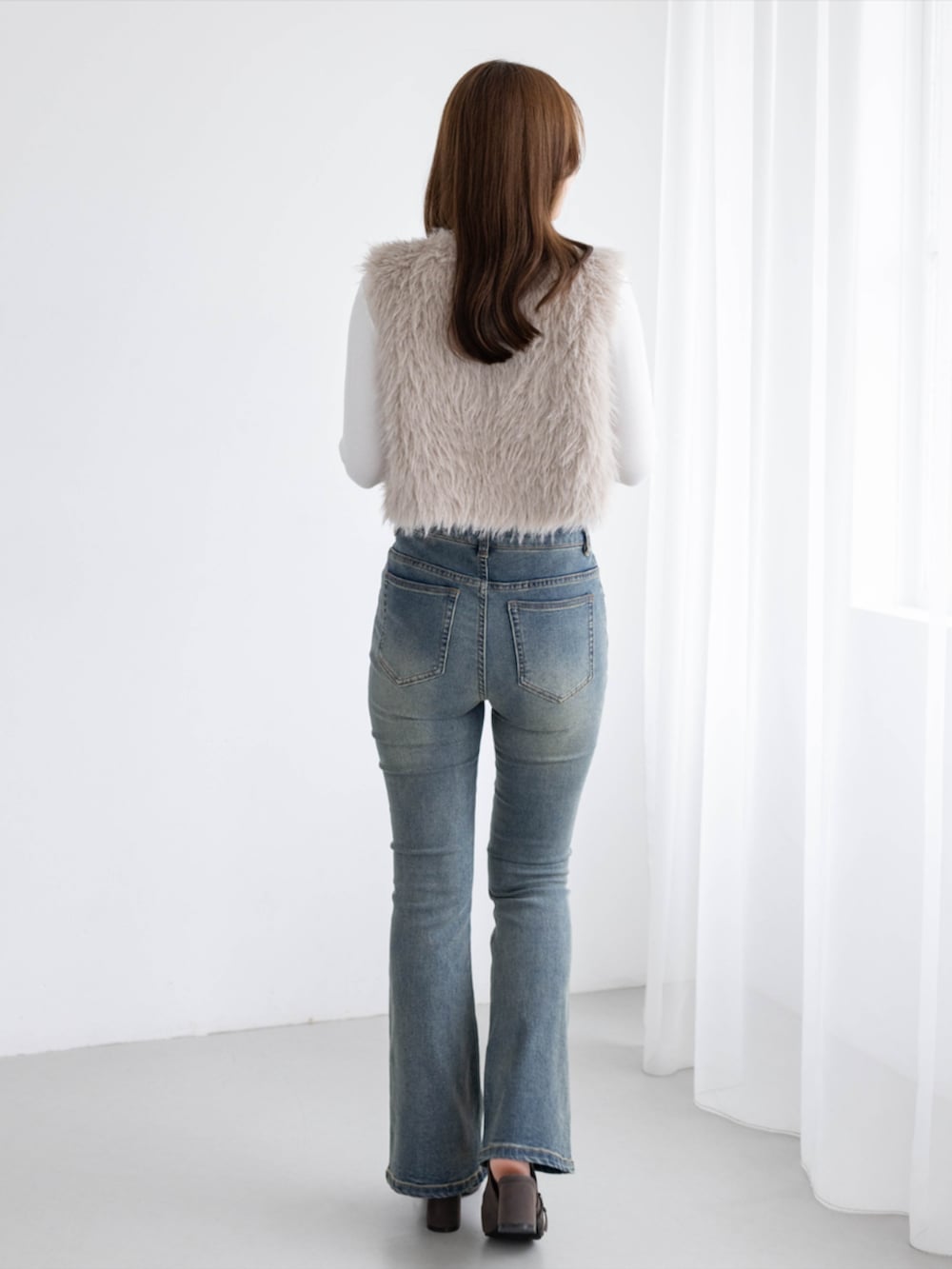 ブルー系のデニムパンツ、ホワイト系のTシャツ/カットソー、ベージュ系のその他アウターを着用したレディースの秋コーディネートの3枚目の写真