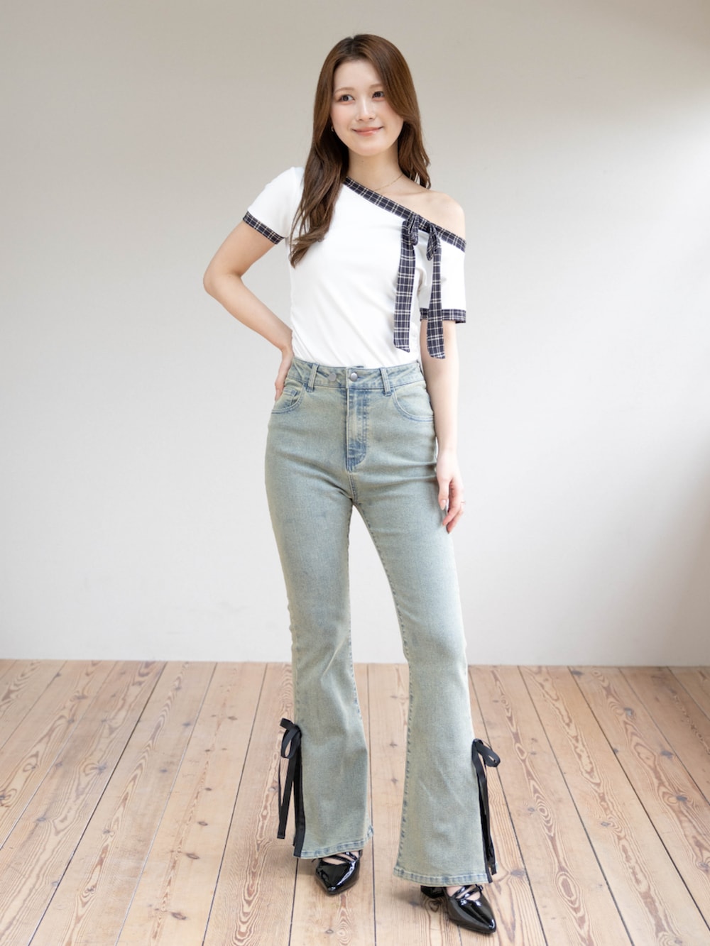 ホワイト系のTシャツ/カットソーを着用したレディースの春コーディネートの3枚目の写真