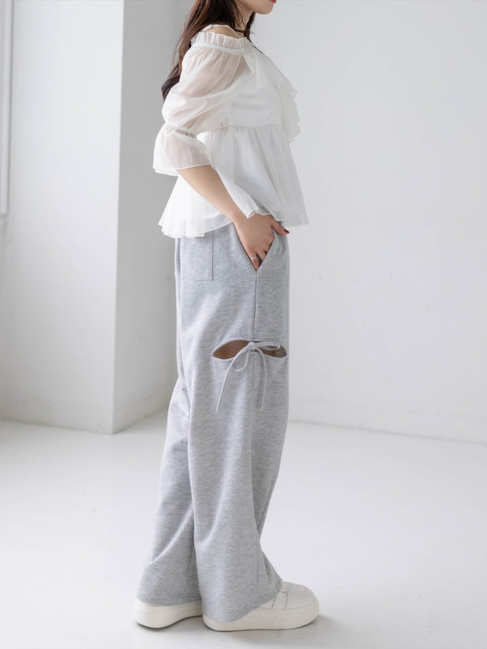 グレー系のスウェットパンツ、ホワイト系のシャツ/ブラウス、グレー系のキャップを着用したレディースの春コーディネートの6枚目の写真
