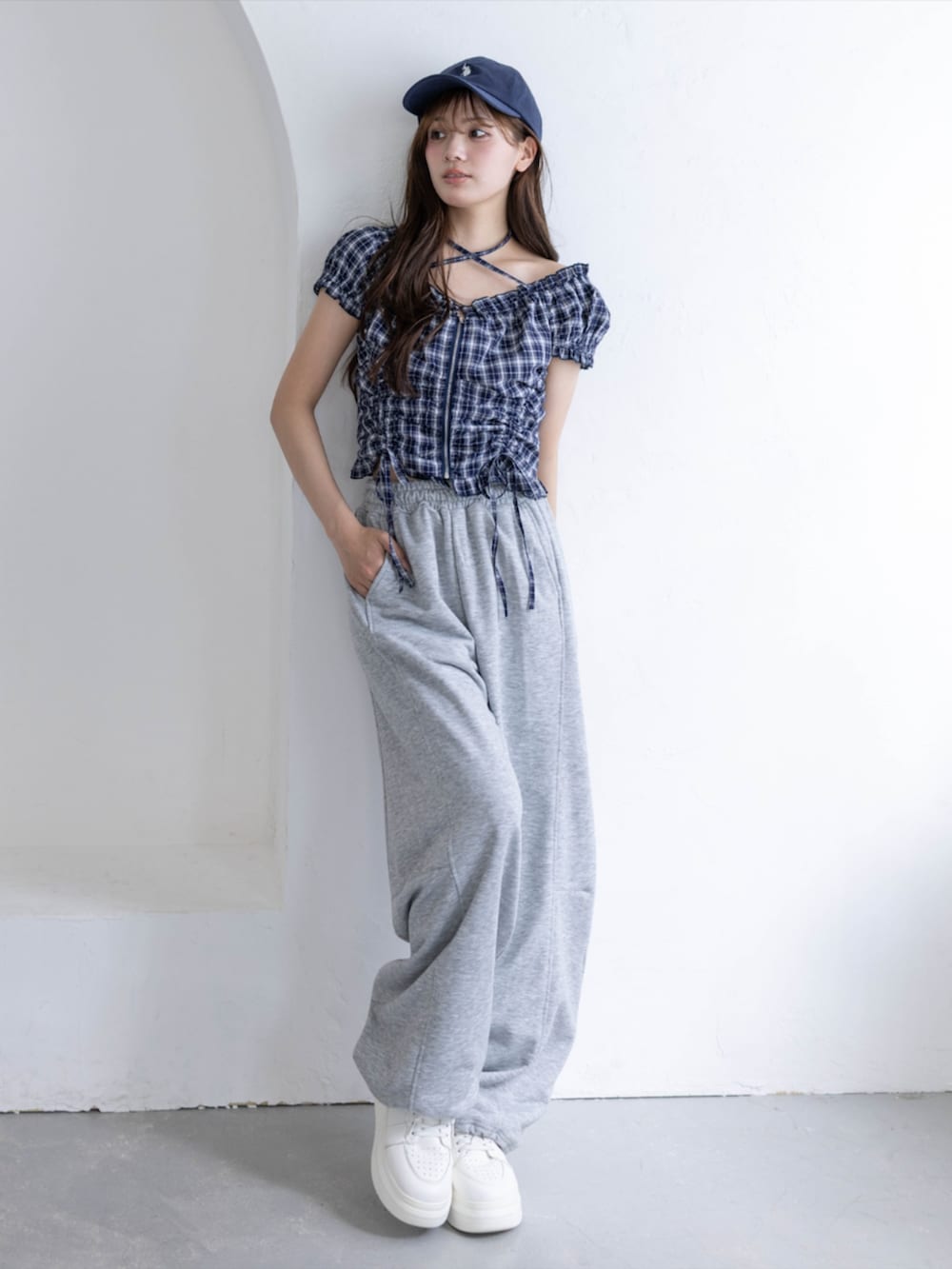 グレー系のスウェットパンツ、ブルー系のシャツ/ブラウス、ブルー系のキャップを着用したレディースの春コーディネートの2枚目の写真