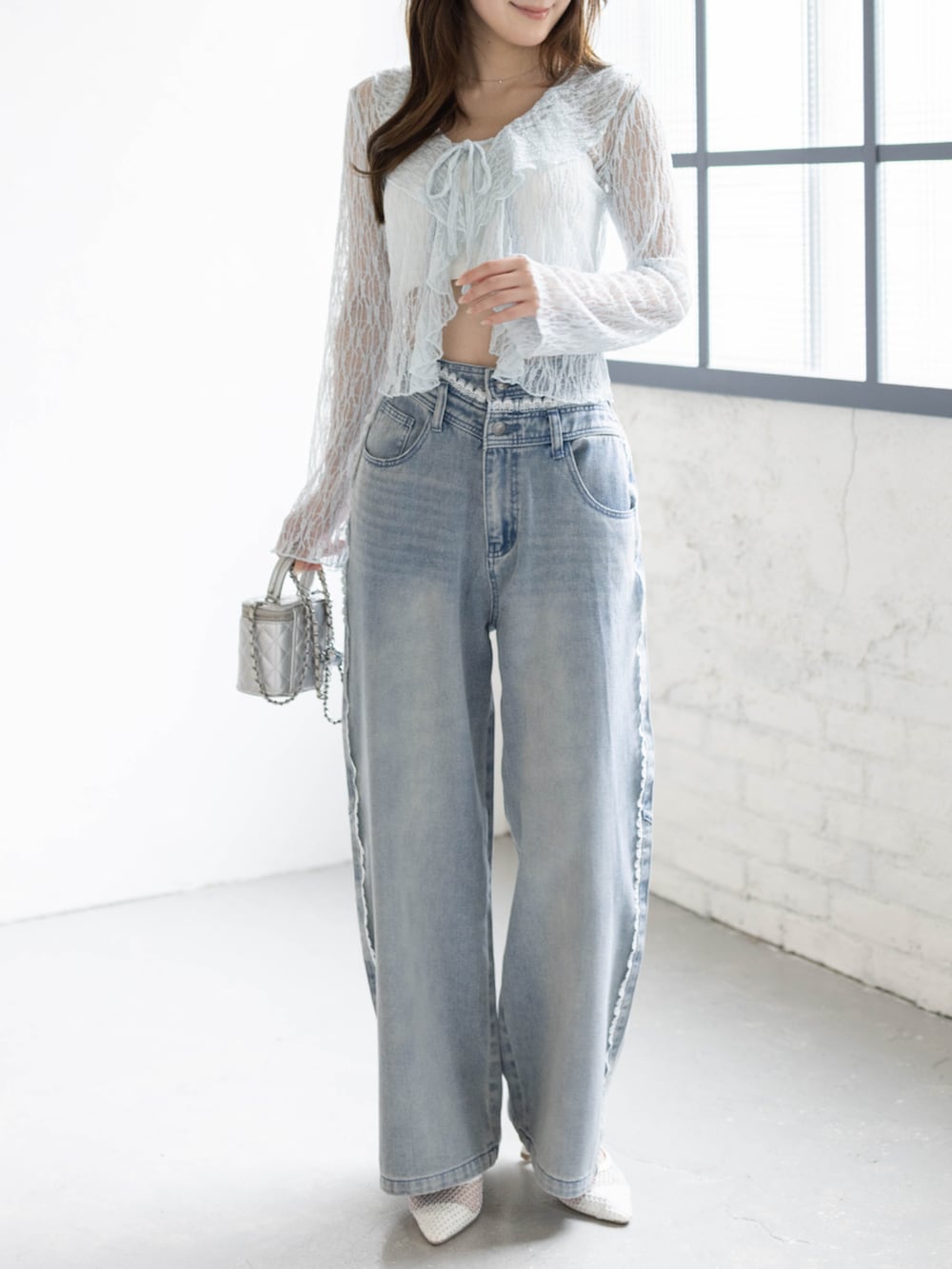 ホワイト系のパンプス、ブルー系のTシャツ/カットソー、ブルー系のデニムパンツを着用したレディースの春コーディネートの4枚目の写真