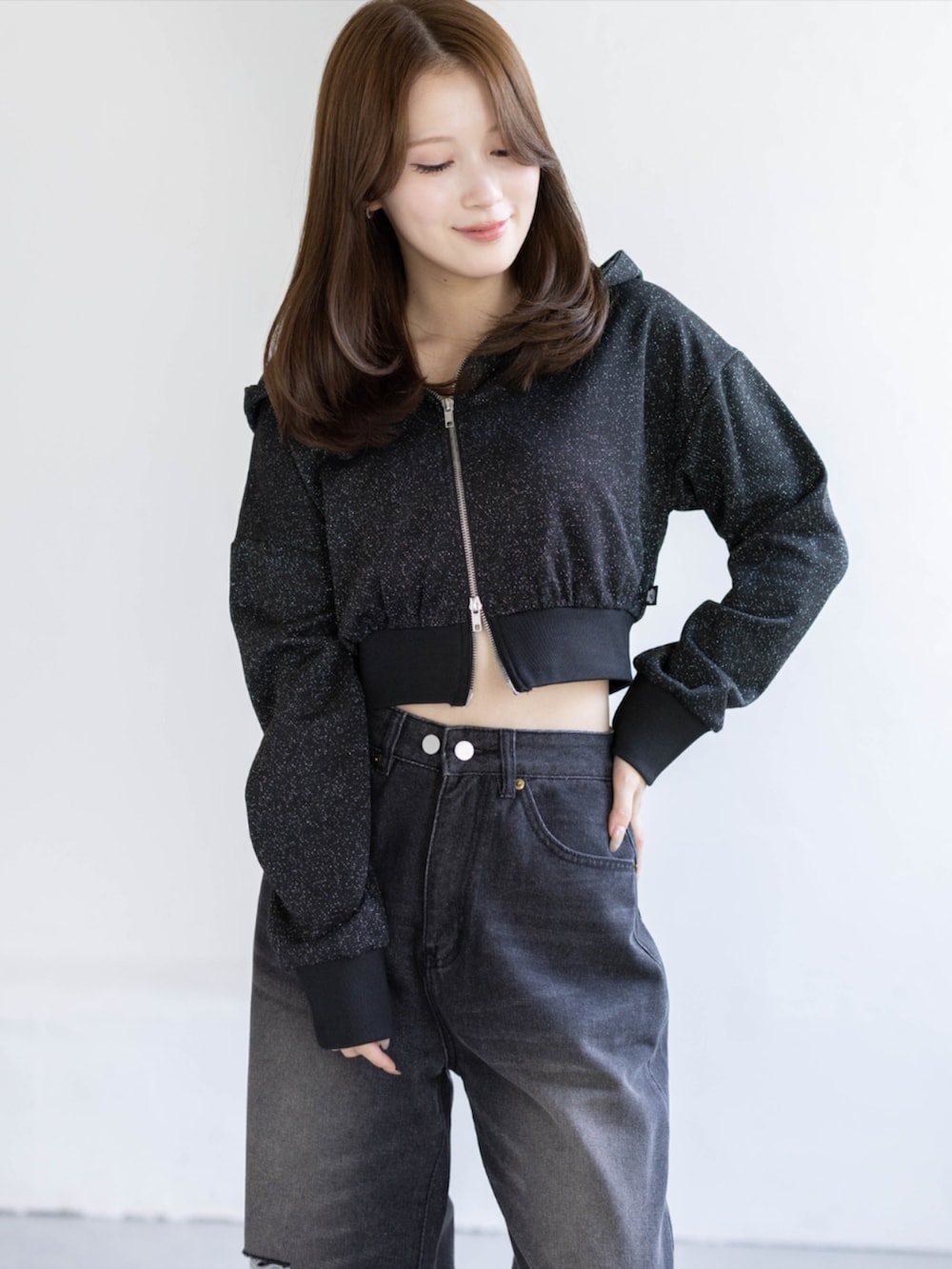 ブラック系のブーツ、ブラック系のデニムパンツ、ブラック系のパーカーを着用したレディースの夏コーディネートの7枚目の写真