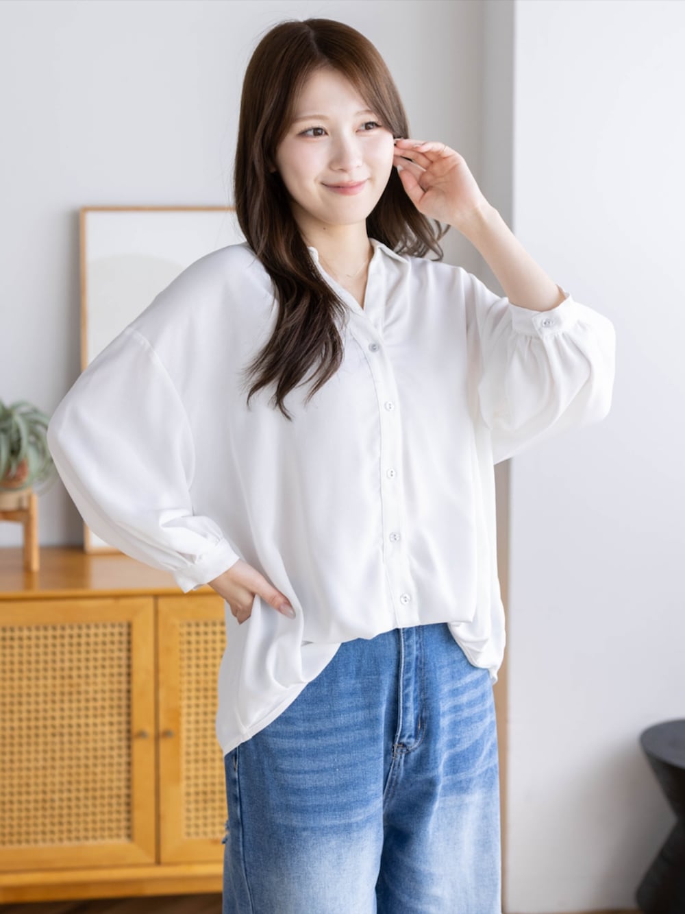 シルバー系のパンプス、ブルー系のデニムパンツ、ホワイト系のシャツ/ブラウスを着用したレディースの夏コーディネートの8枚目の写真