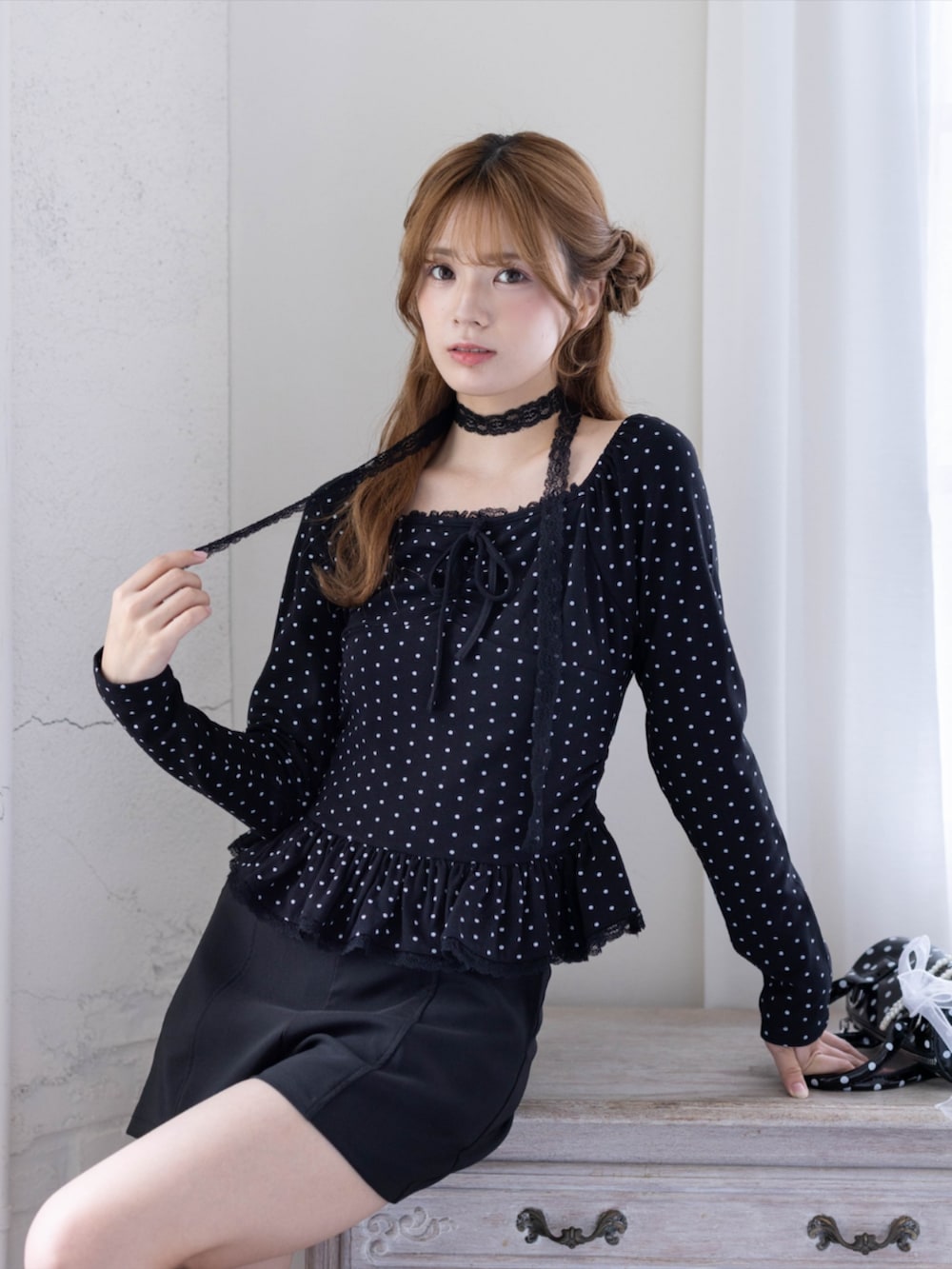 ブラック系のその他パンツ、ブラック系のボストンバッグ、ブラック系のブーツを着用したレディースの秋コーディネートの7枚目の写真