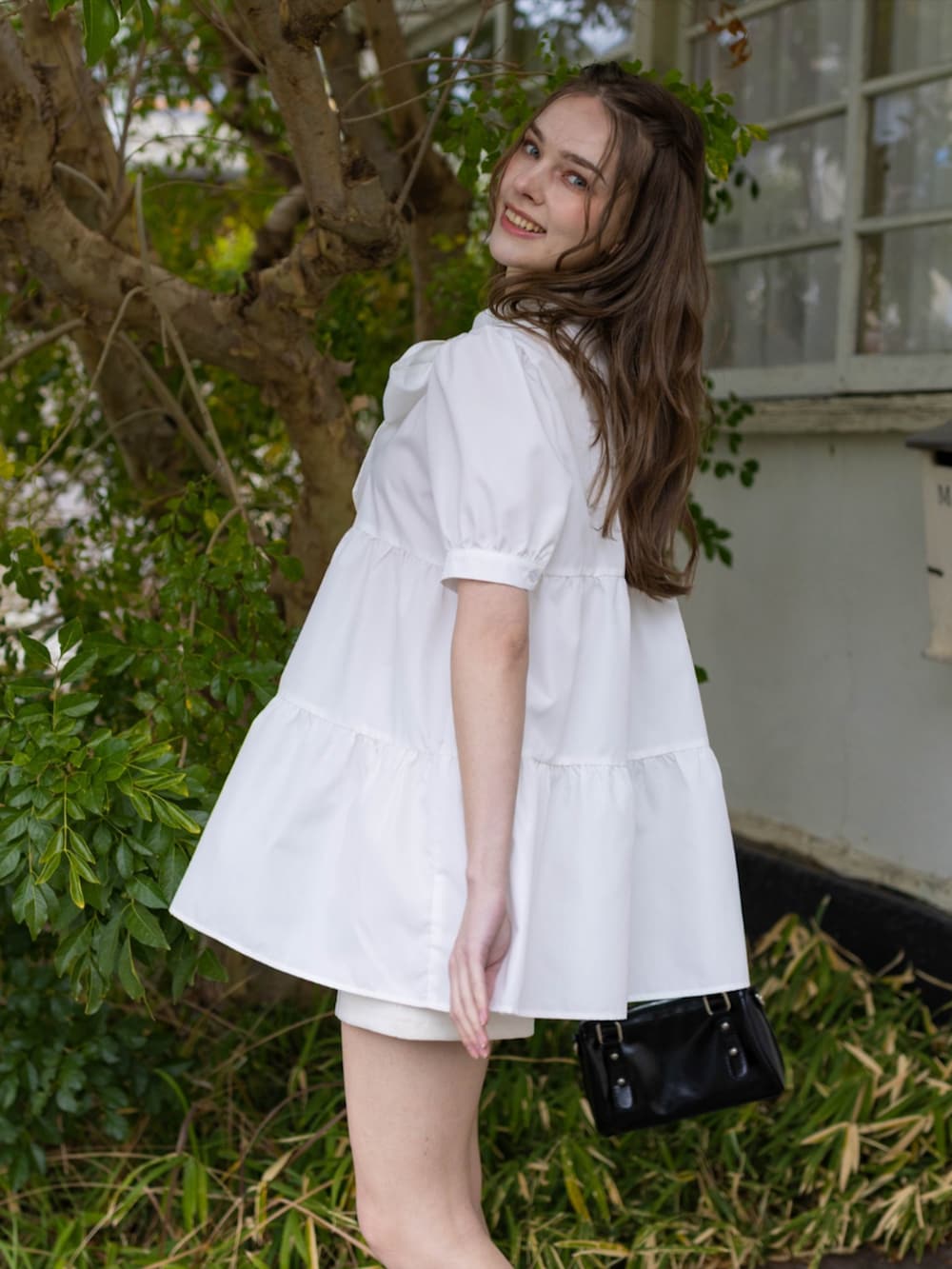 ホワイト系のその他パンツ、ブラック系のローファー、ホワイト系のワンピースを着用したレディースの夏コーディネートの3枚目の写真