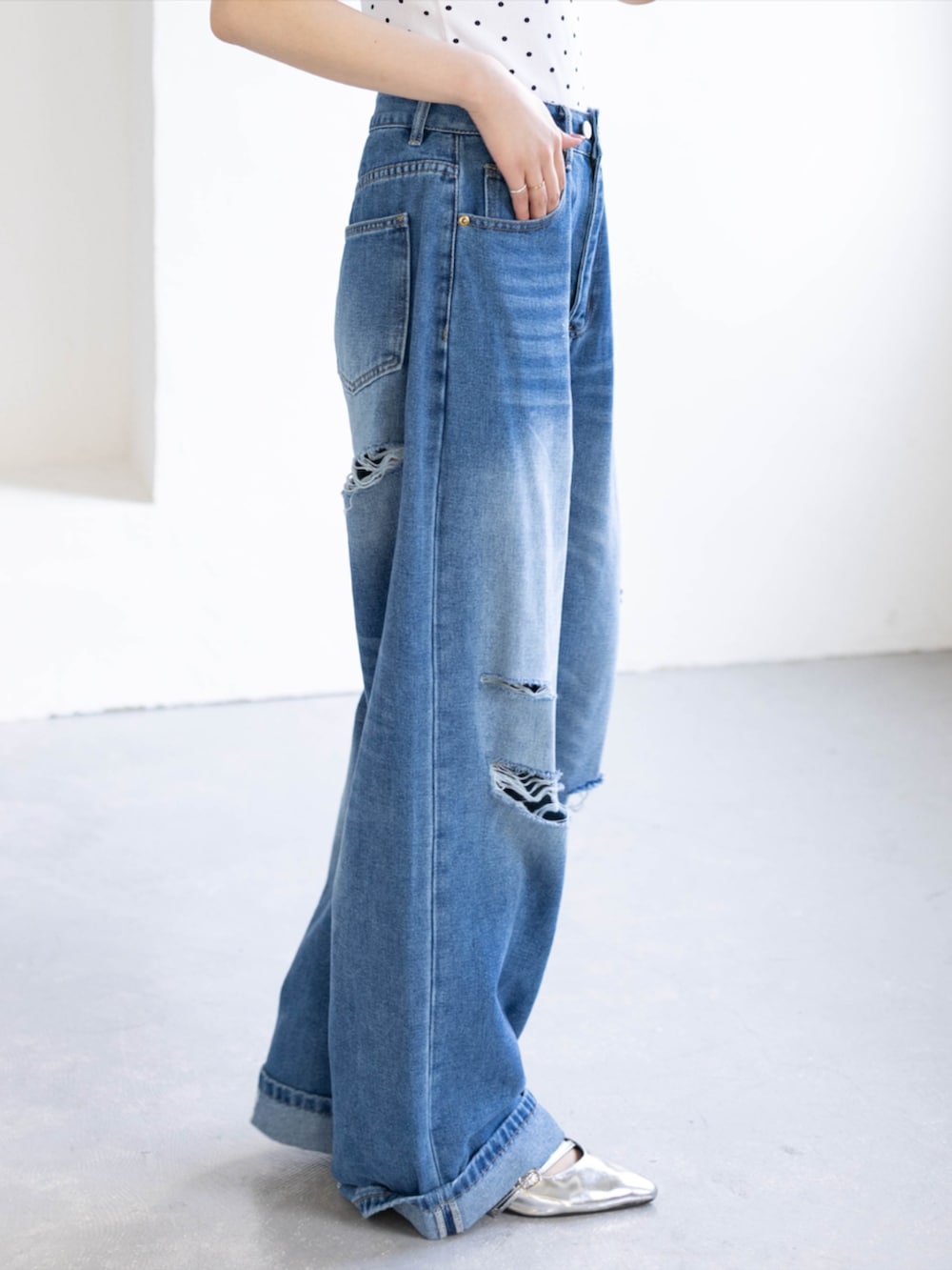 シルバー系のパンプス、ホワイト系のTシャツ/カットソー、ブルー系のデニムパンツを着用したレディースの夏コーディネートの6枚目の写真